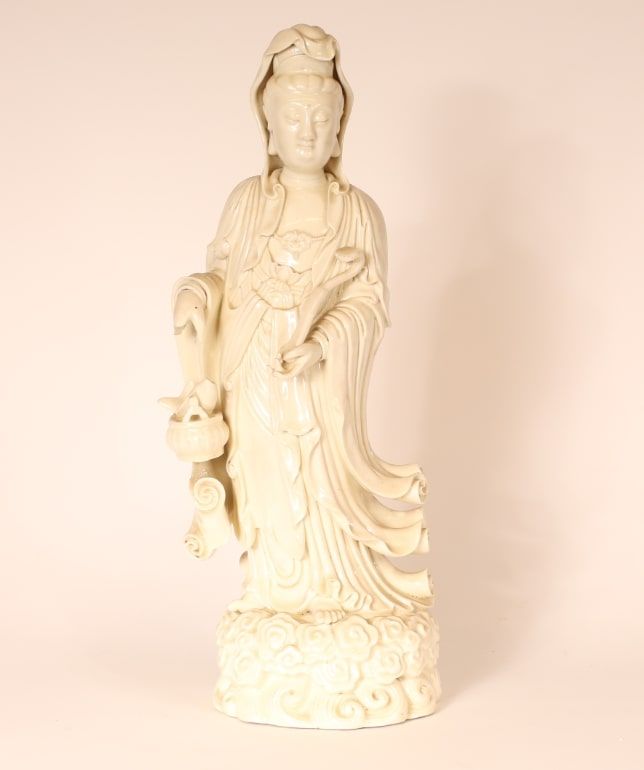Null * CHINA, Dehua - 20. Jahrhundert
Statuette von Guanyin aus weiß emaillierte&hellip;