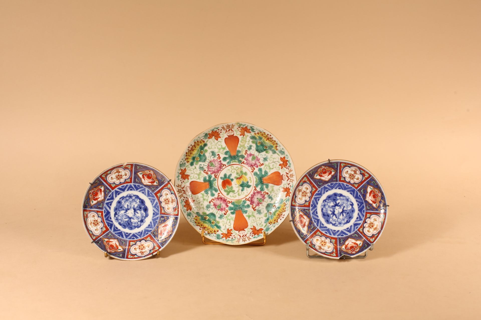 Null Set of three plates and dishes in porcelain of China and Japan (accidents) &hellip;