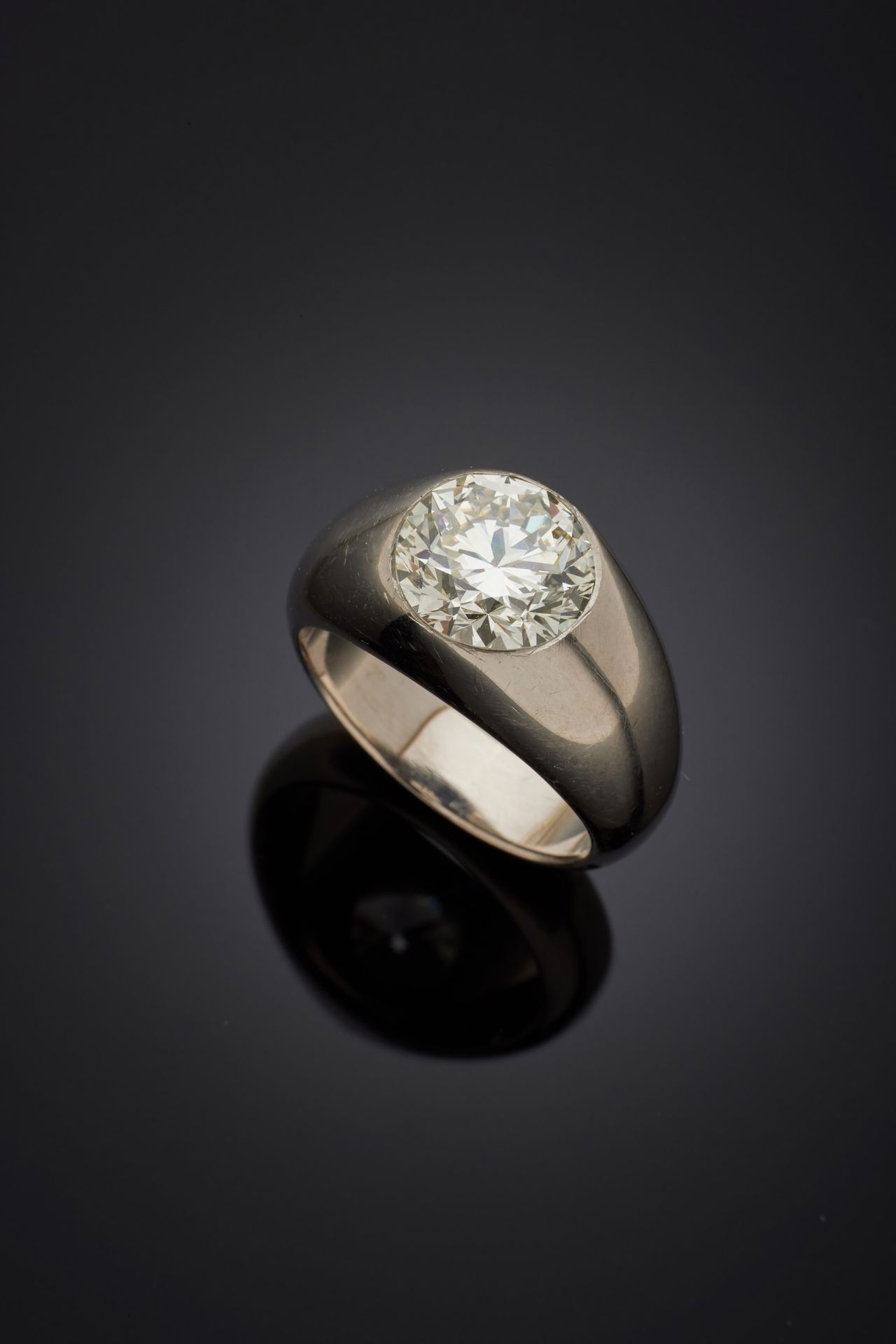Null Bague jonc en or gris 18K 750‰, parée d’un diamant brillanté pesant 4,06 ca&hellip;