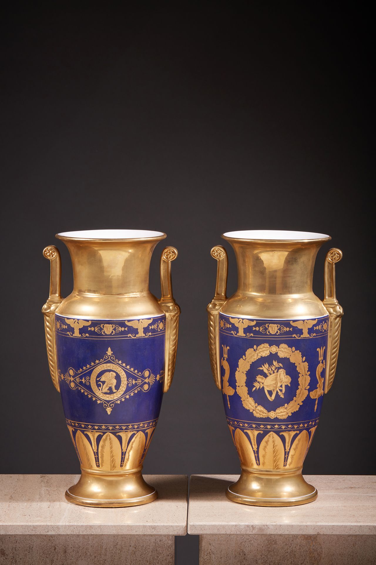 Null Paire de vases en porcelaine à deux anses, palmettes à décor en bleu et or &hellip;