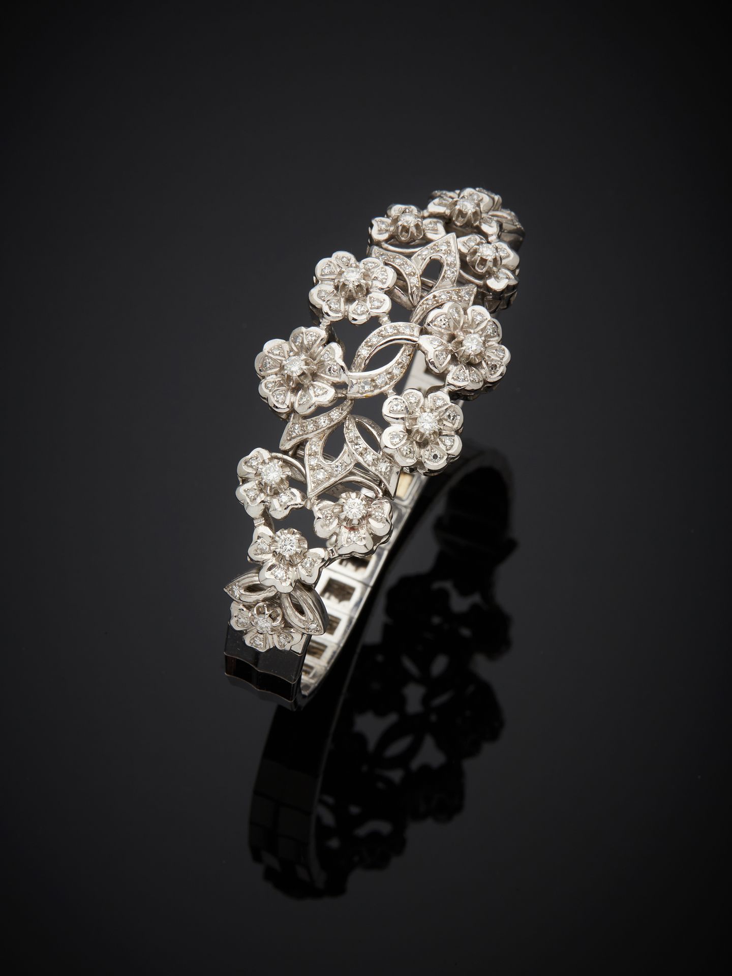 Null Bracelet en or gris 18K 750‰, décoré en son centre d’un motif floral serti &hellip;