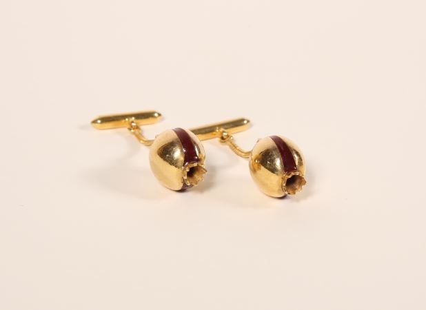 Null Pair of cufflinks in 18K yellow gold 750‰, adorned with a pomegranate motif&hellip;