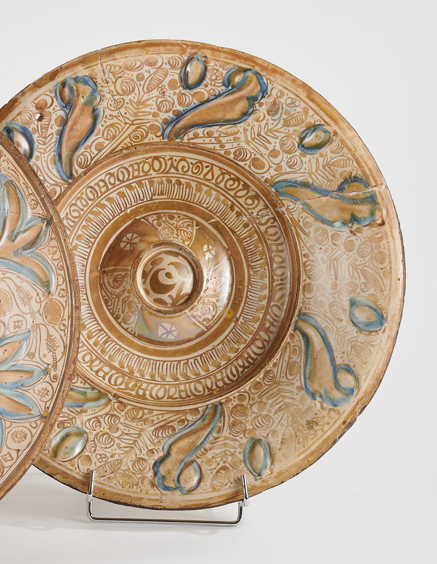Null Manises - 17th century 
Large round dish with metallic lustre and decoratio&hellip;