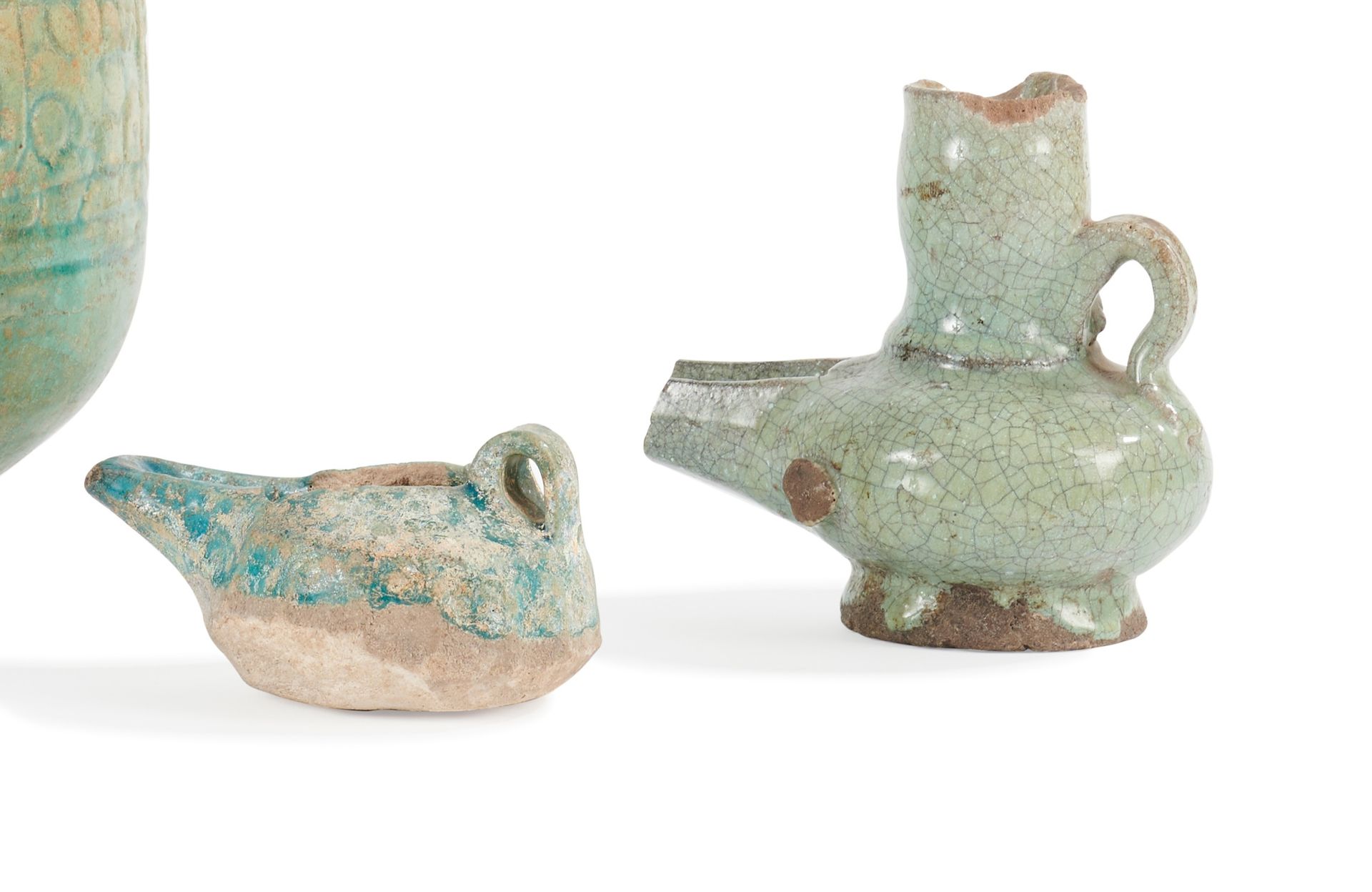 Null 两盏绿松石釉的油灯，叙利亚和伊朗，12-13世纪
绿松石釉陶器，第一个有切边，小捏手和长斜口，拉卡，12-13世纪
长10.5厘米；有彩虹色； 
第二&hellip;