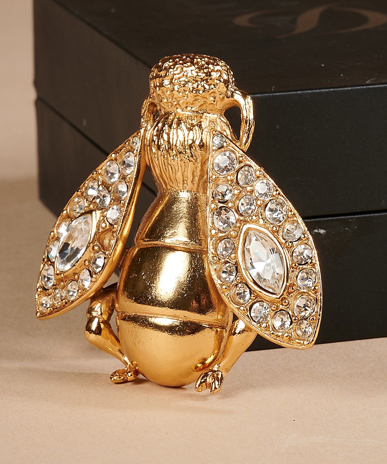 Null Boutique Christian DIOR 
Spilla "ape" in metallo placcato oro e strass (fir&hellip;