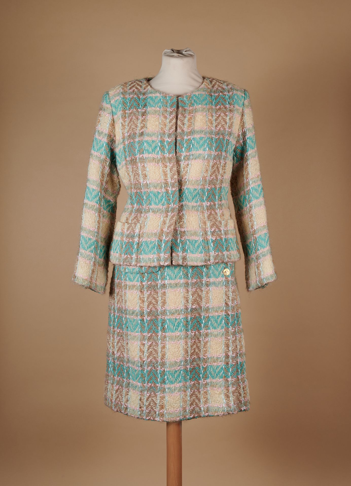 Null Boutique CHANEL 
Traje de mohair y lana tejido en estilo tweed pastel, chaq&hellip;