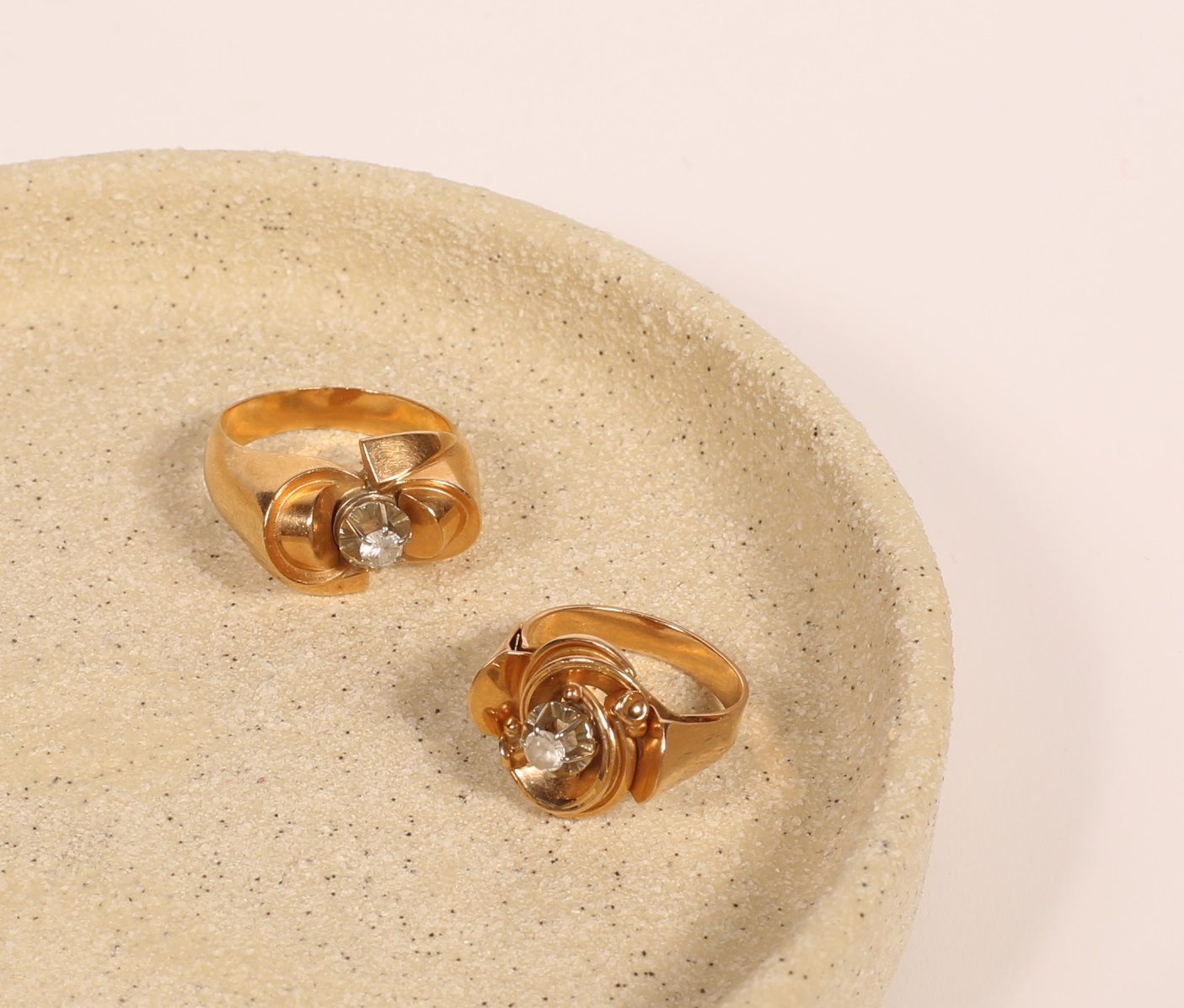 Null Zwei Ringe aus 18K 750‰ Gelbgold mit Voluten, besetzt mit weißen Steinen.
F&hellip;