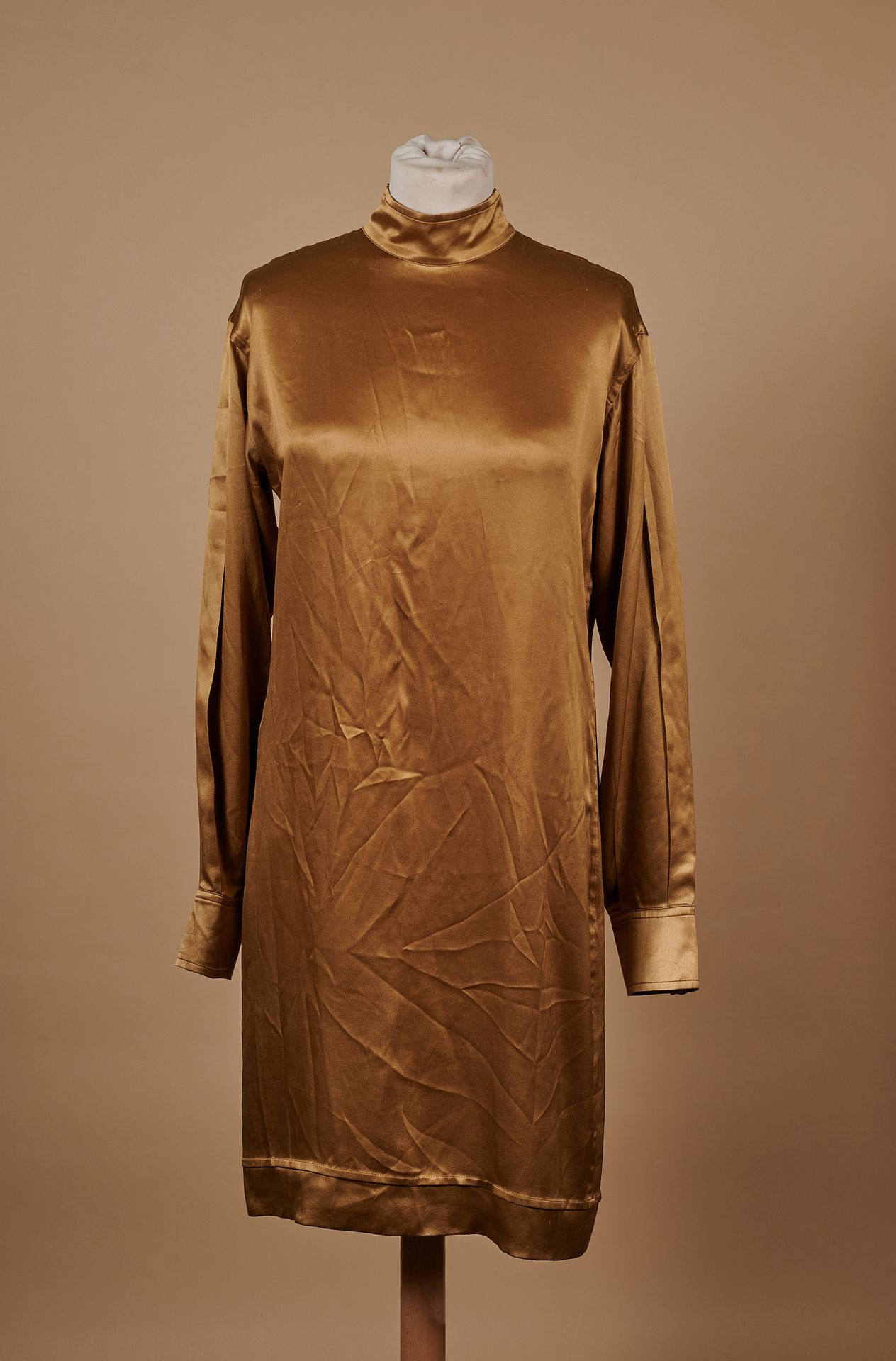 Null Yves SAINT LAURENT Rive Gauche by Stefano PILATI (2007) 
青铜色真丝缎面直筒裙，袖口有纽扣，后&hellip;