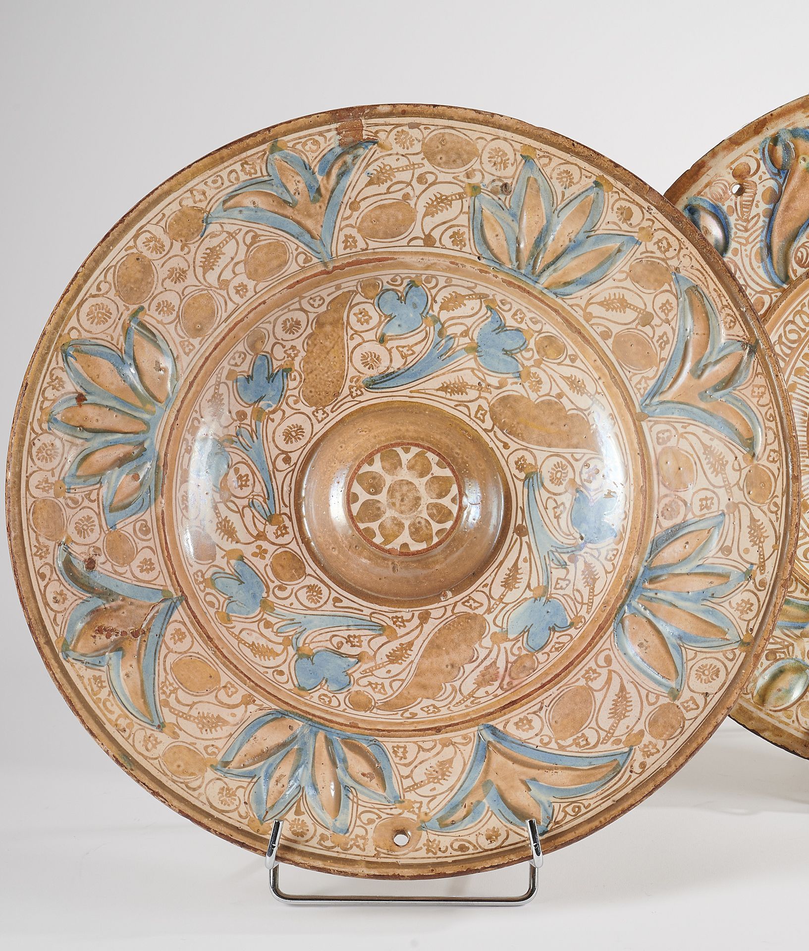 Null 马尼塞斯 - 17世纪 
大圆盘，有金属光泽，有棕榈树、叶子和花朵的装饰。缺陷包括烧制
D. 40厘米
缺陷包括烧制，有挂孔。