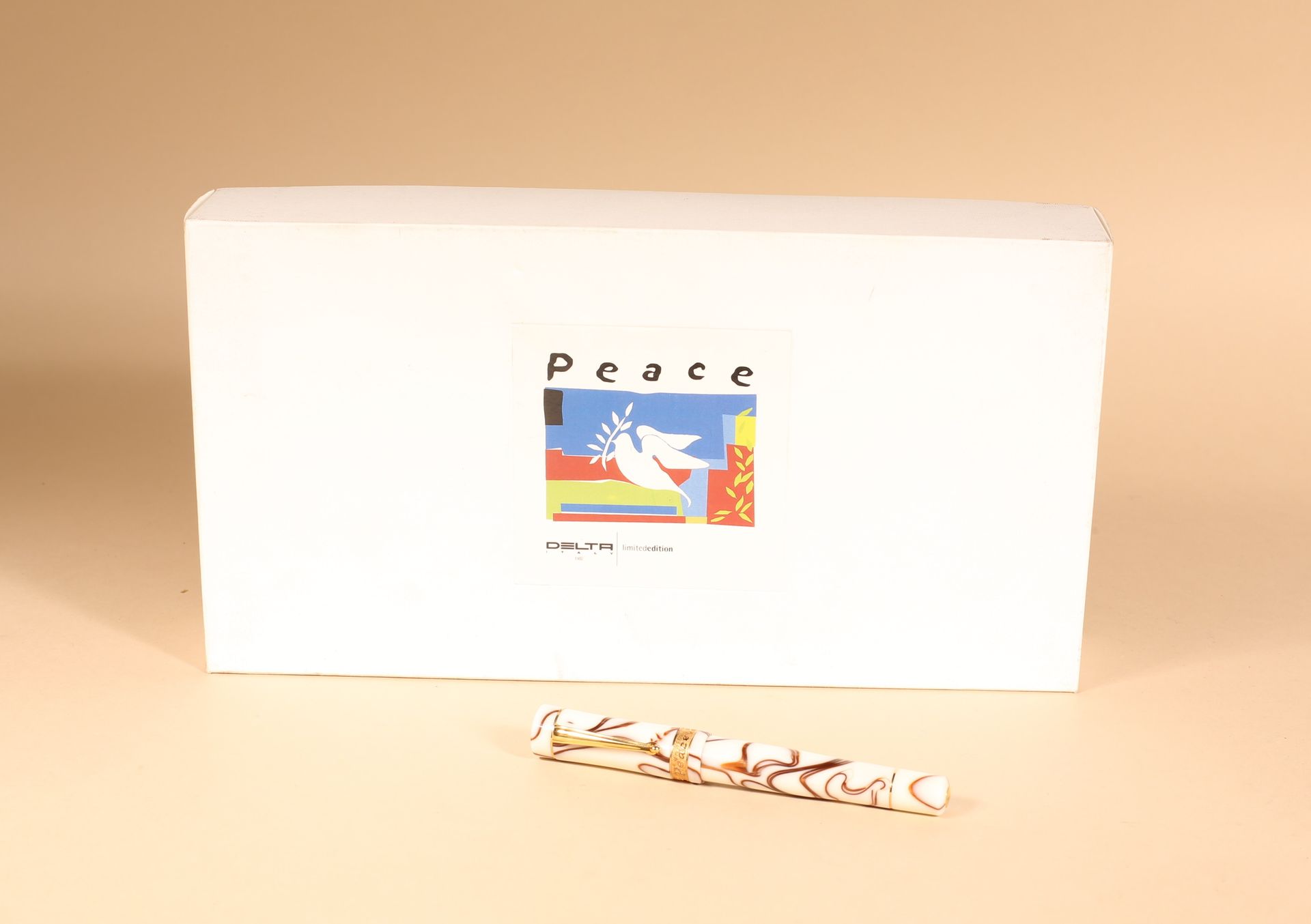 Null DELTA, PEACE 限量版, 2006
白色和赭石色树脂钢笔，18K 750/000黄金笔尖 
装在一个编号为601/994的纸盒里，随附一瓶墨&hellip;
