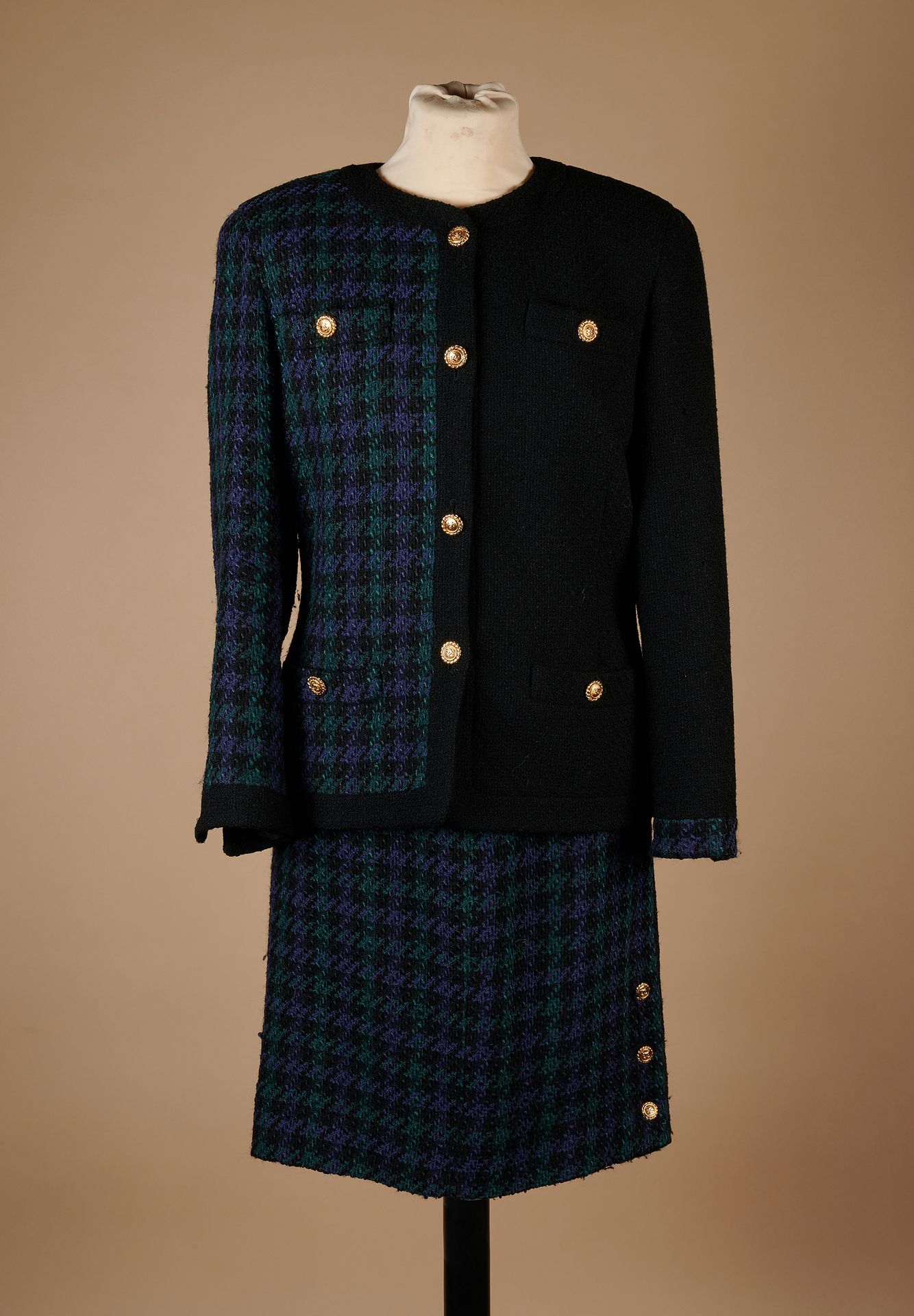Null 香奈儿精品店 1990年初 
黑色、紫色和绿色编织的羊毛套装，金色金属CC纽扣，圆领外套，四个贴袋，直筒裙（约T 38）（小起球，迷你线拉）。