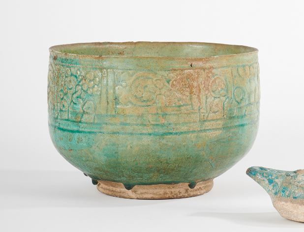 Null 书法装饰碗，东伊朗，12-13世纪
硅质陶瓷小圆底碗，绿松石釉下刻有库夫语铭文的装饰，并点缀有花卉元素。鞋跟下有几个标签："V 925"，"Poter&hellip;