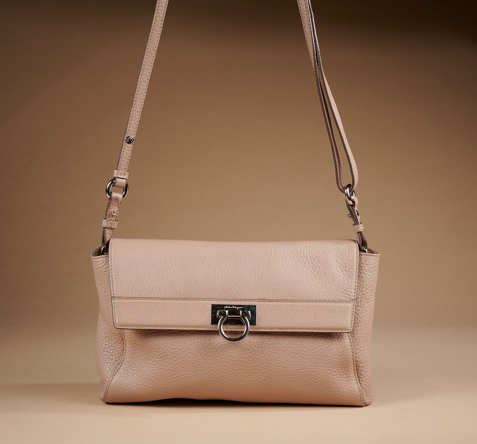 Null Salvatore FERRAGAMO 
Sac en veau grainé beige (20 x 30 x 6 cm)