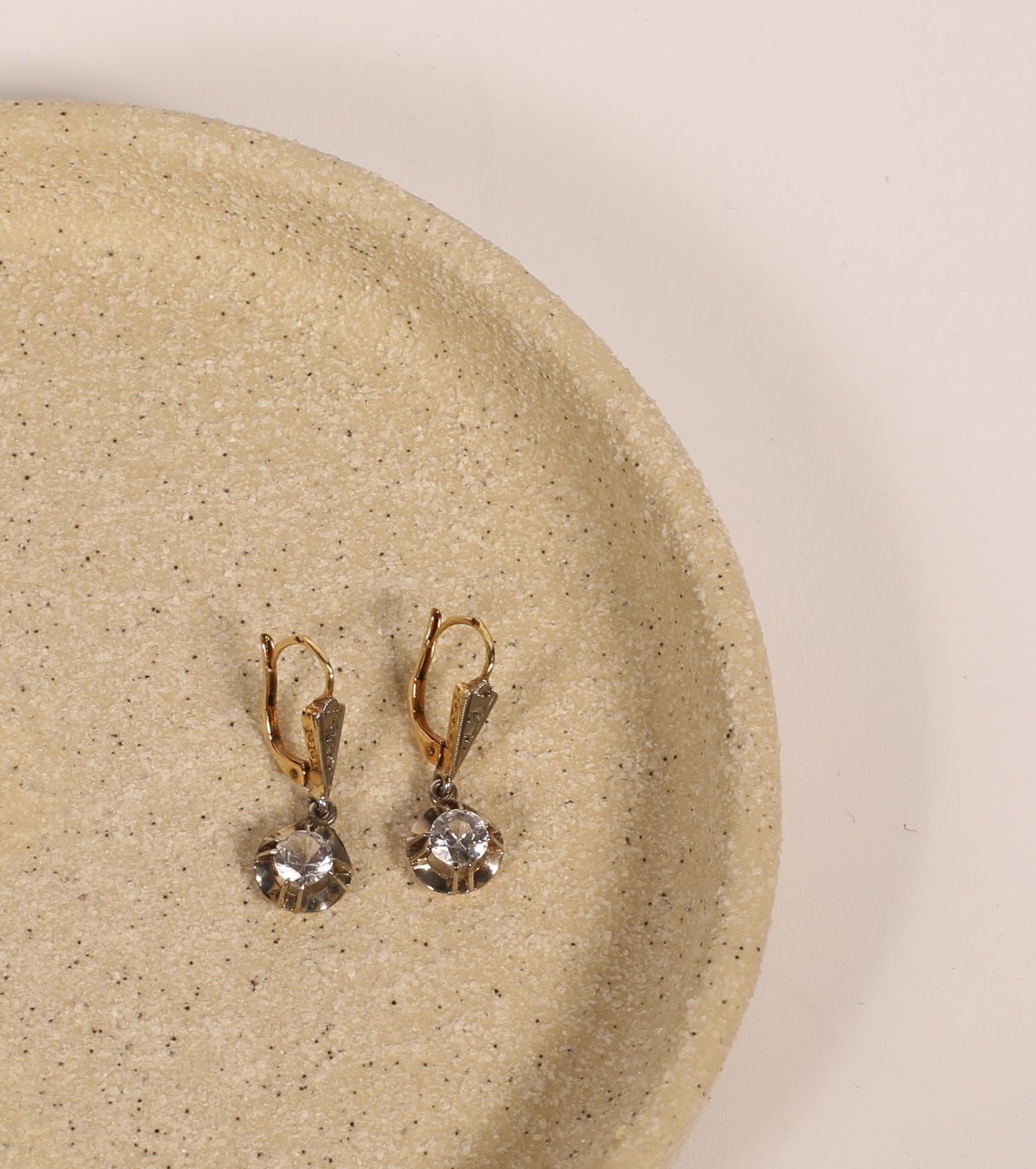 Null 一对18K 750‰双色金吊坠耳环，镶有铰链式白宝石。
高度：24毫米
毛重：2.30克