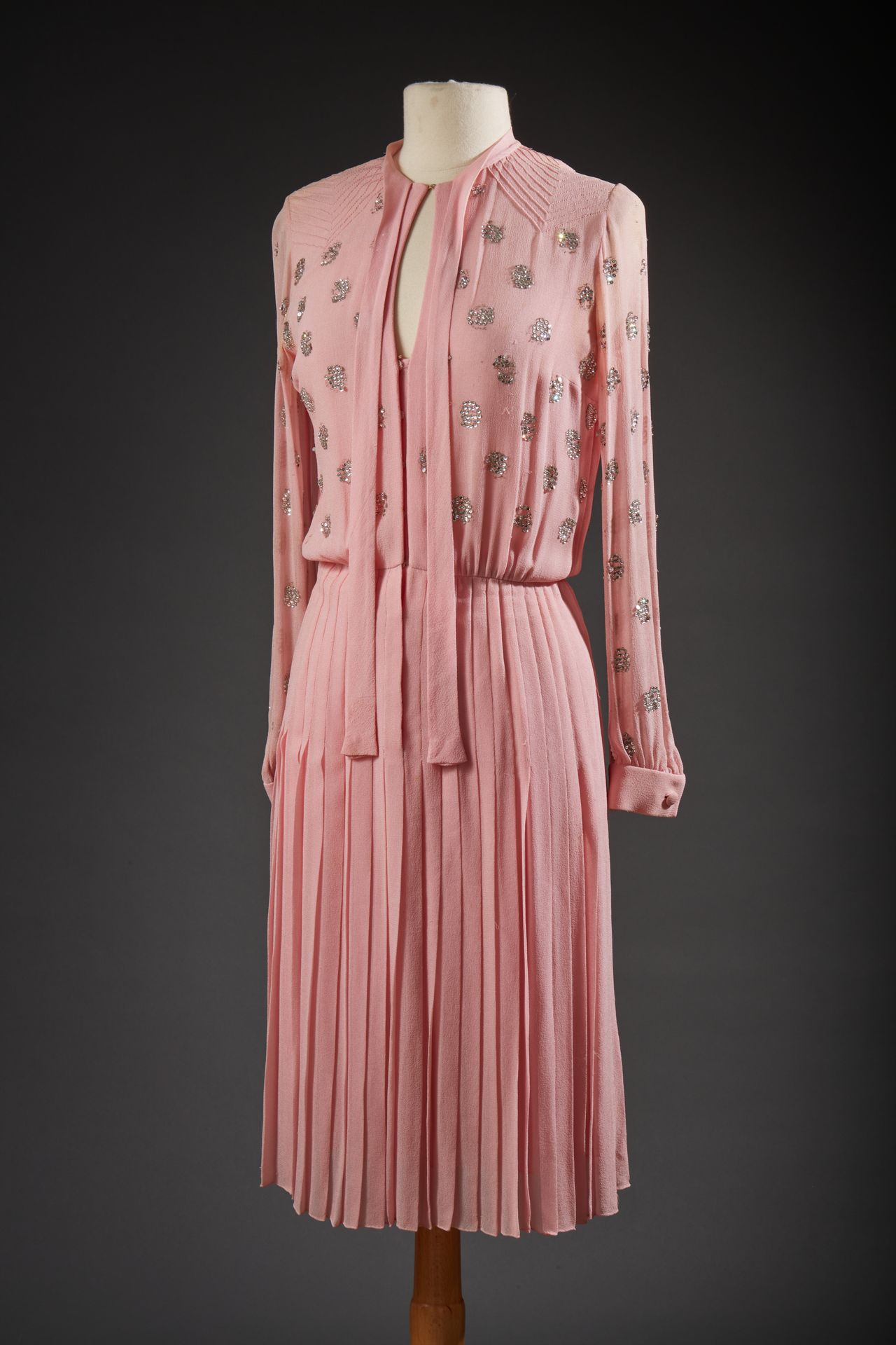 Null VALENTINO COUTURE, Anfang 1970
	Kleid aus zartrosafarbenem Chiffon, Zickzac&hellip;