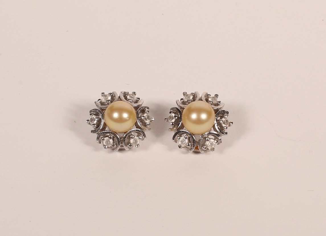 Null 一对镀铑银2nd title 800‰圆型耳夹，镶嵌白色宝石和服装珍珠。
已佩戴。
毛重：7.20克