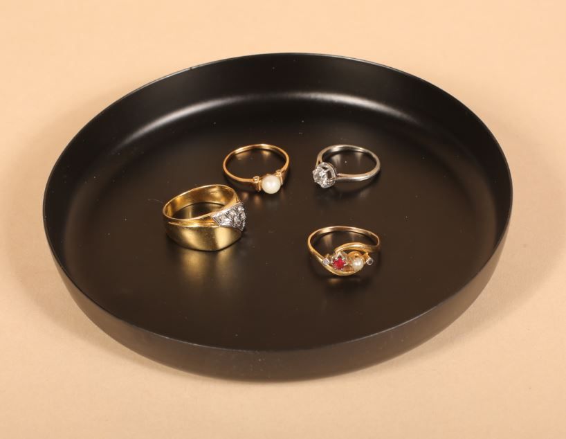 Null 拍品包括
一枚18K黄金750‰和铂金戒指，镶嵌着一颗红色宝石和一颗梦幻般的珍珠。
手指大小为52
双色18K750‰金带戒指，镶嵌八分之一的钻石。
&hellip;