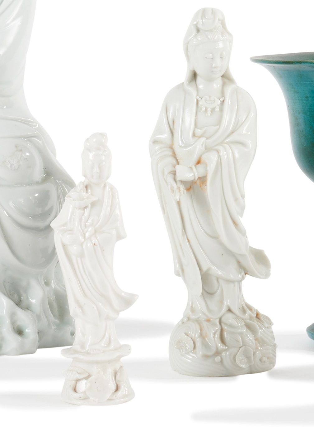 Null CHINE - XXe siècle
Deux Guanyin en porcelaine dite "blanc de Chine", l'une &hellip;