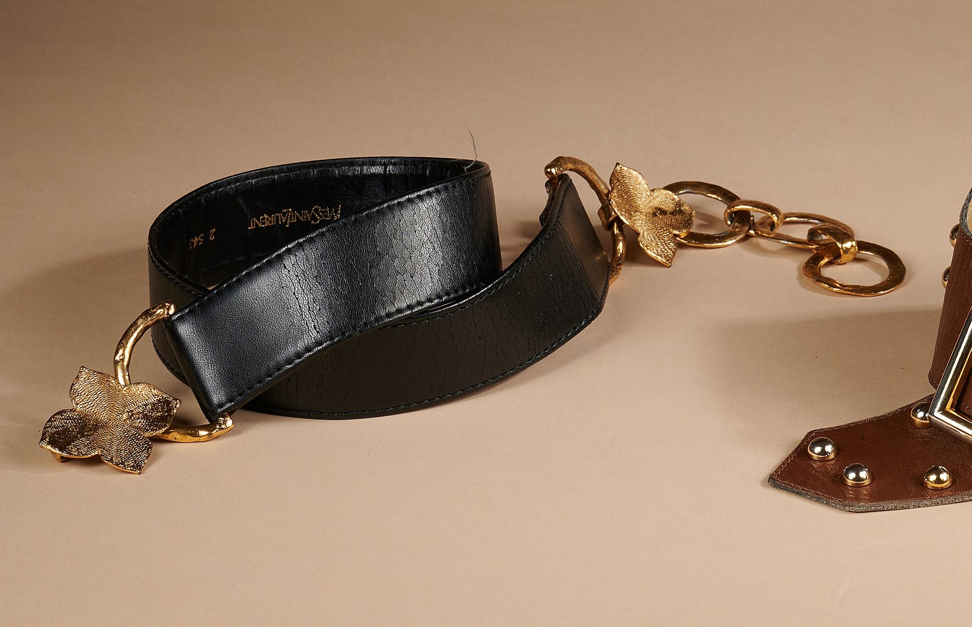 Null Yves SAINT LAURENT 复古
黑色分体皮革和金色金属腰带（长75厘米）（有裂纹，内部有褶皱）。