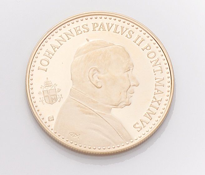 Null 两枚18K黄金750‰纪念章，约翰-保罗二世，日期为2005年。在其泡壳和盒子里。
泡壳的重量为30.80克