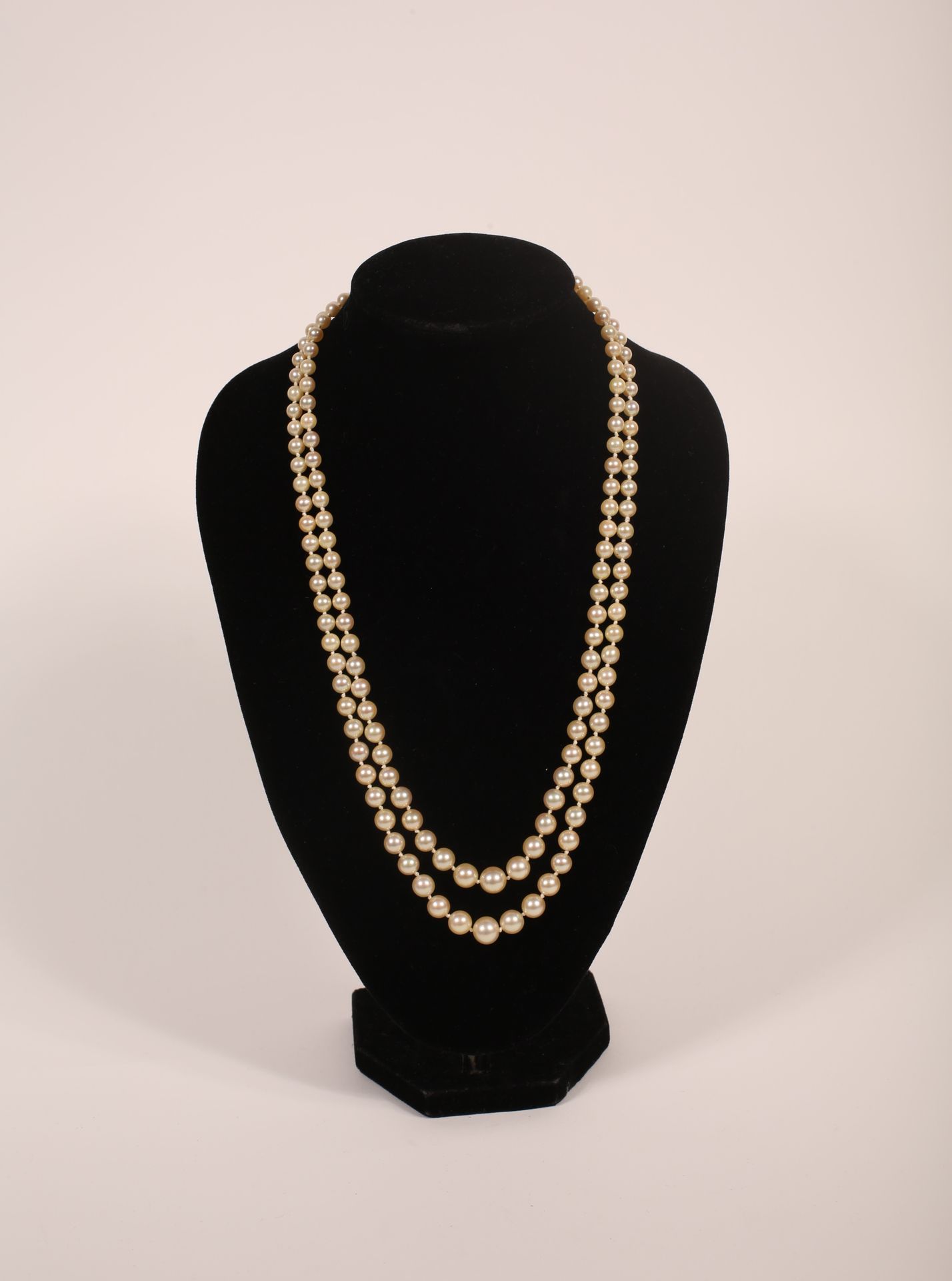 Null Collar compuesto por dos hilos de perlas cultivadas sobre alambre, cierre o&hellip;