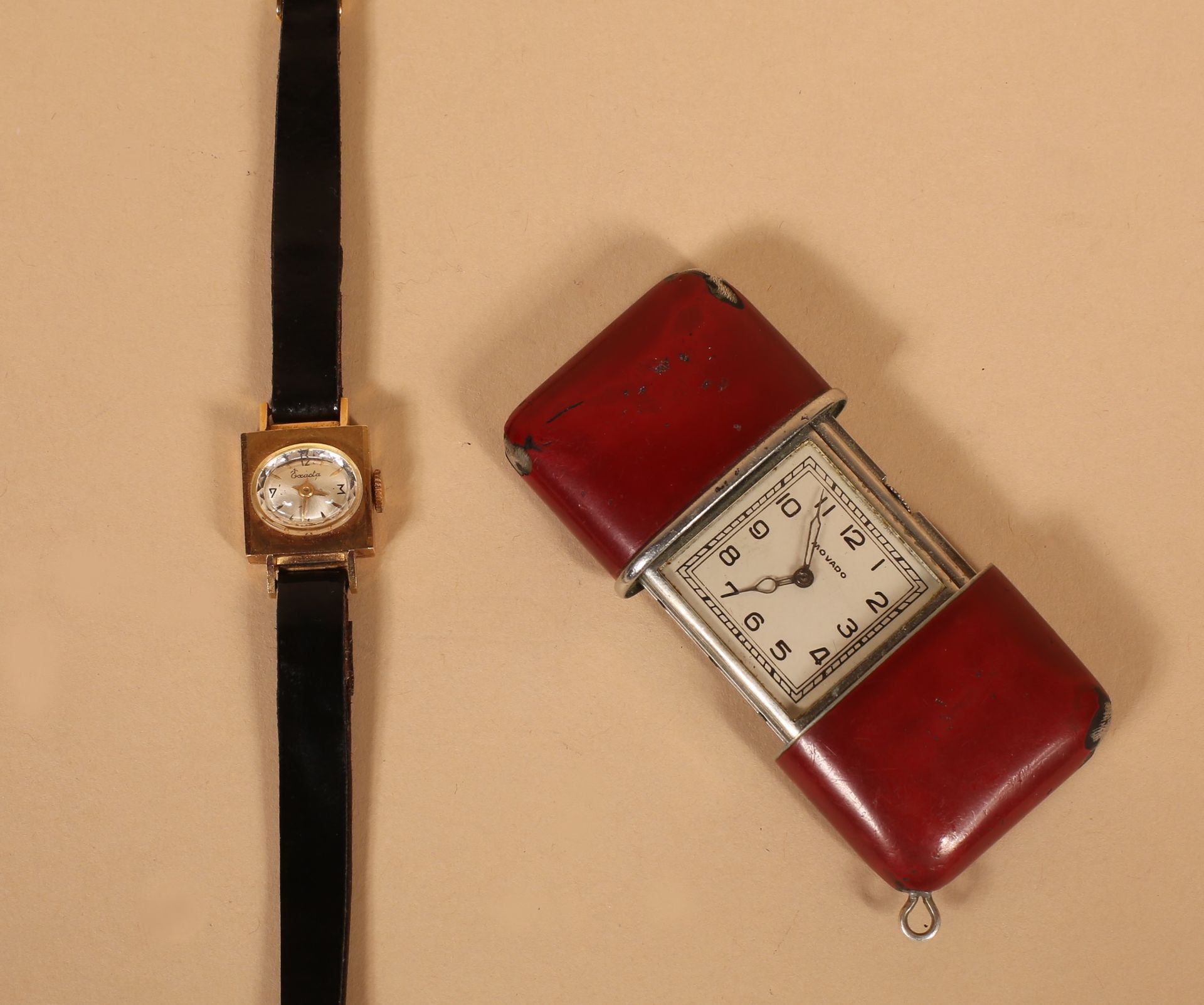 Null 拍品包括：女士腕表，18K 750/000黄金表壳（毛重：9.7克）和摩凡陀红色漆面怀表，编号为1228928（漆面多处缺失和事故）。