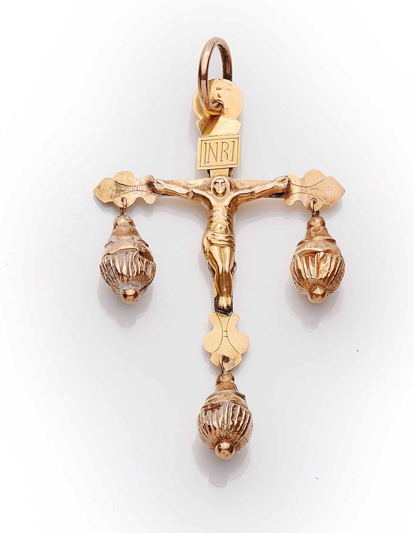 Null 勒普伊的黄金十字架，双面基督和圣母，装饰有三个凹槽吊坠。
标有马头，为1838年至1919年期间的省份。
意外的金属搭扣。
高度：10厘米
毛重：7.&hellip;