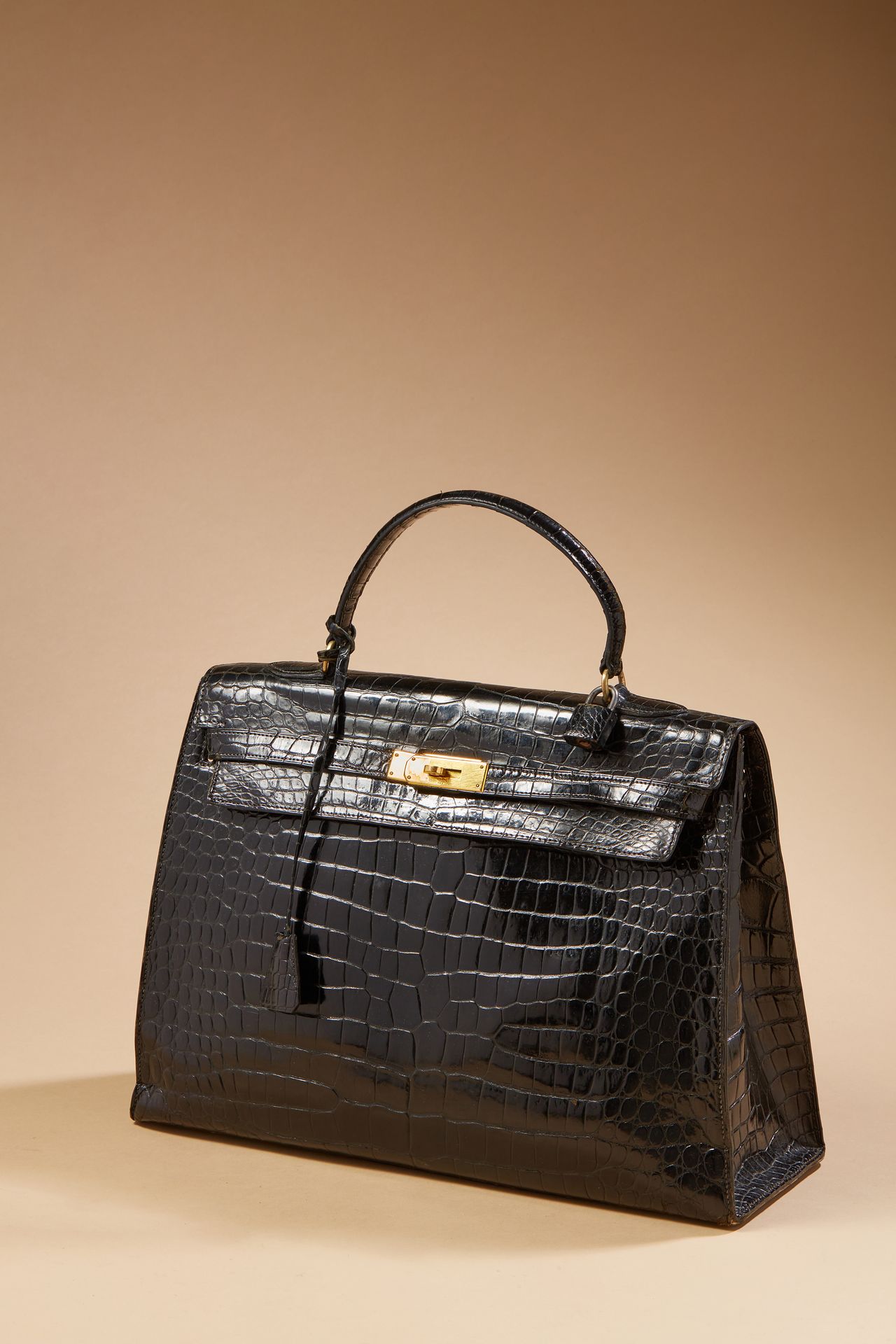 Null HERMES Paris Made in France circa 1975. 
35 cm "Kelly" bag in glossy black &hellip;