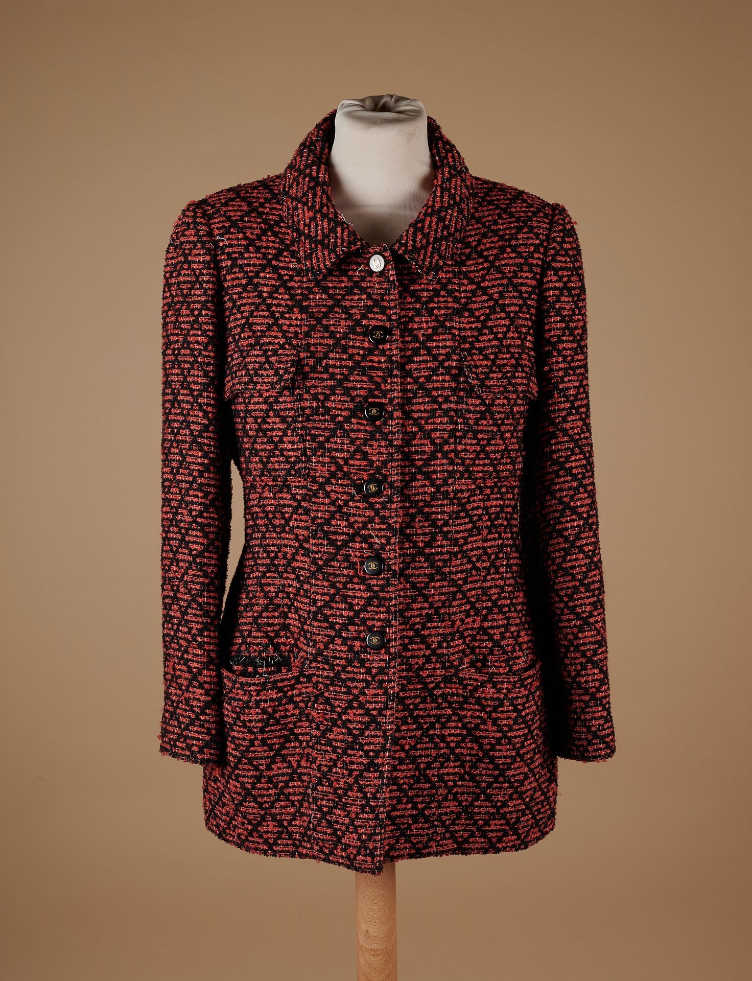 Null 香奈儿精品店(1995年秋冬系列) 
羊毛和马海毛混纺外套，具有红色和黑色的格子图案，单排扣，四个翻盖口袋（古董S42，小号）（多处拉线）。