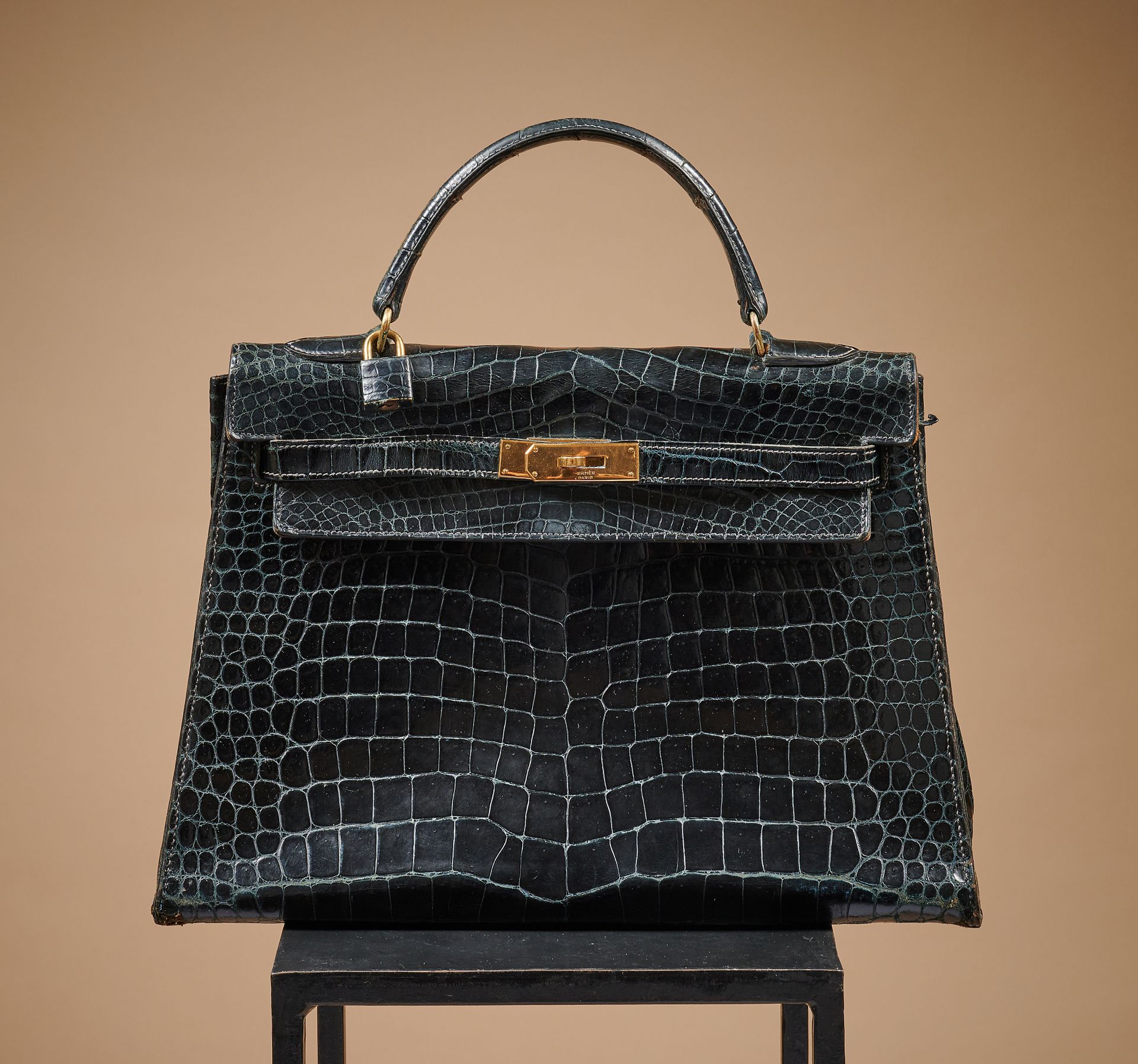 Null Hermès Paris (1959)
32 cm "Kelly" bag in lustrous midnight-blue Estuaire cr&hellip;