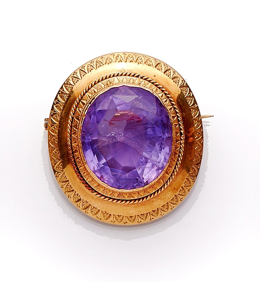 Null Brooch in 18K yellow gold 750‰, oval shape, set with an amethyst, the finel&hellip;