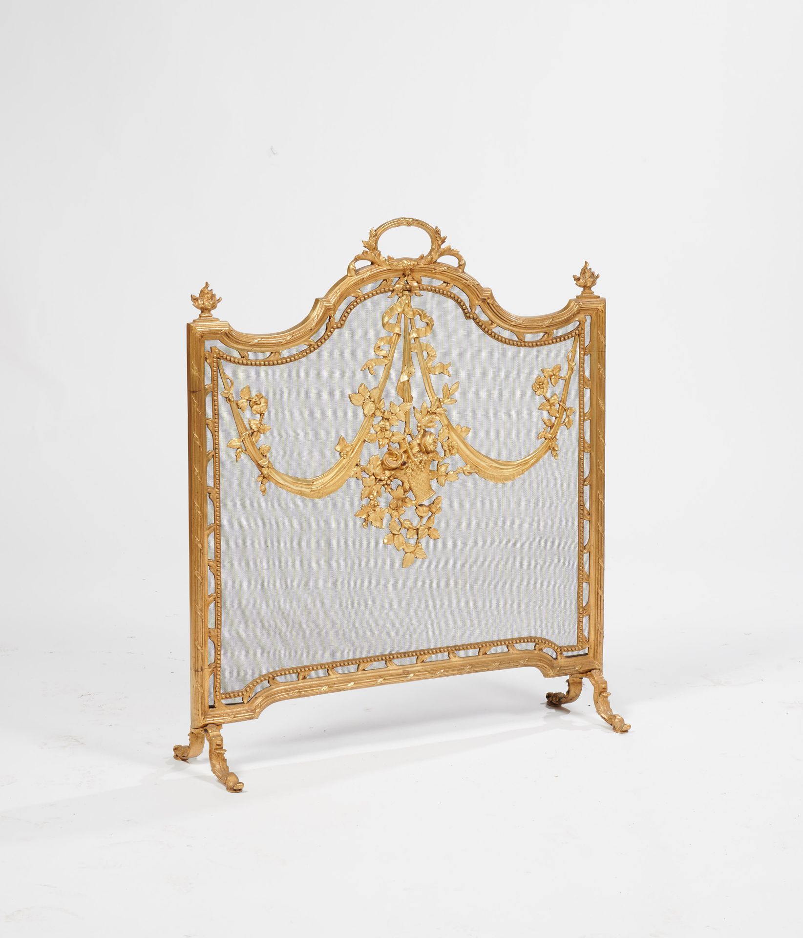 Null Gilded bronze fire screen decorated with a flower basket, drapery, ribbon b&hellip;