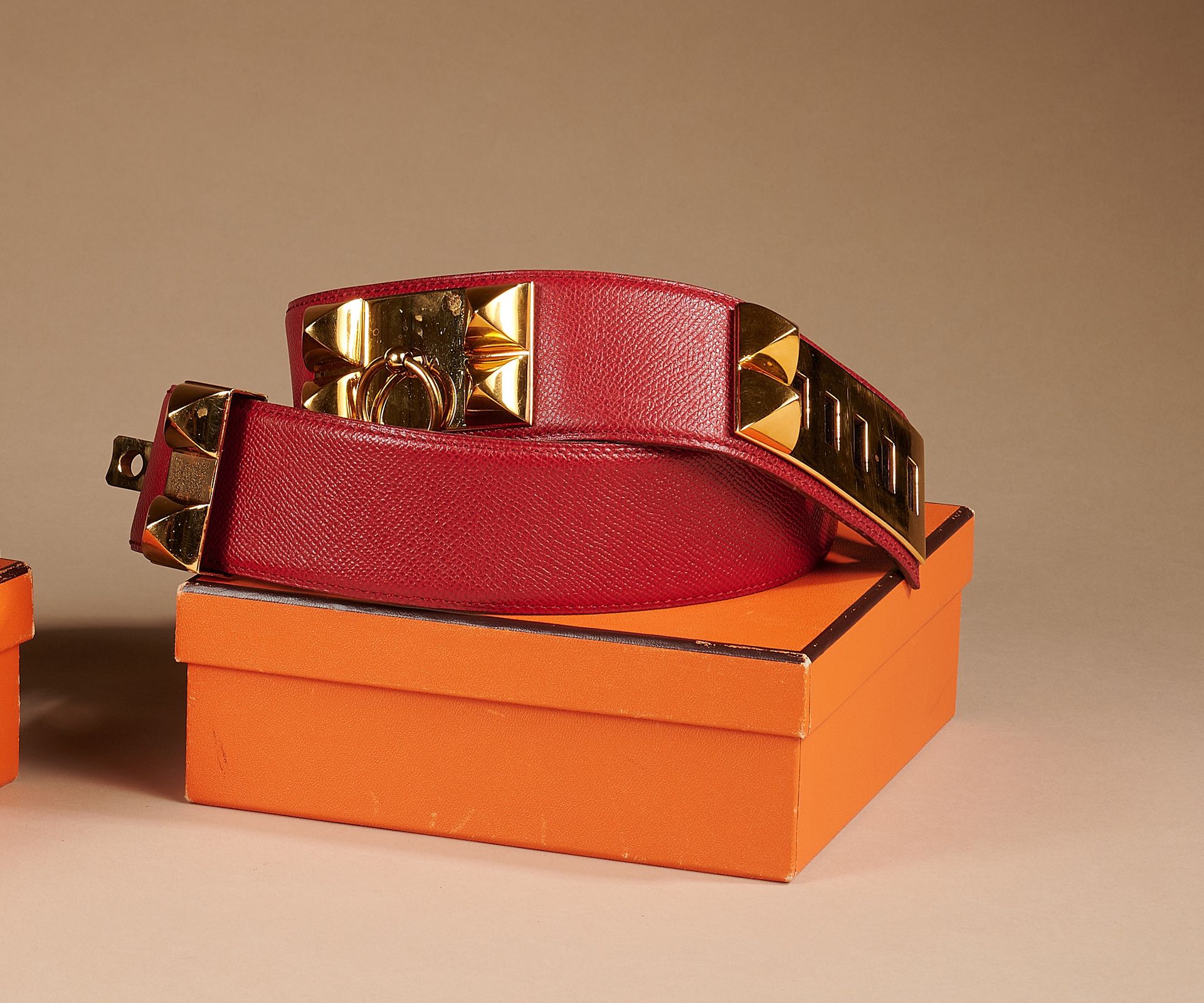 Null HERMES Paris (1991) 
Ceinture "Médor" en cuir Courchevel rouge, garnitures &hellip;