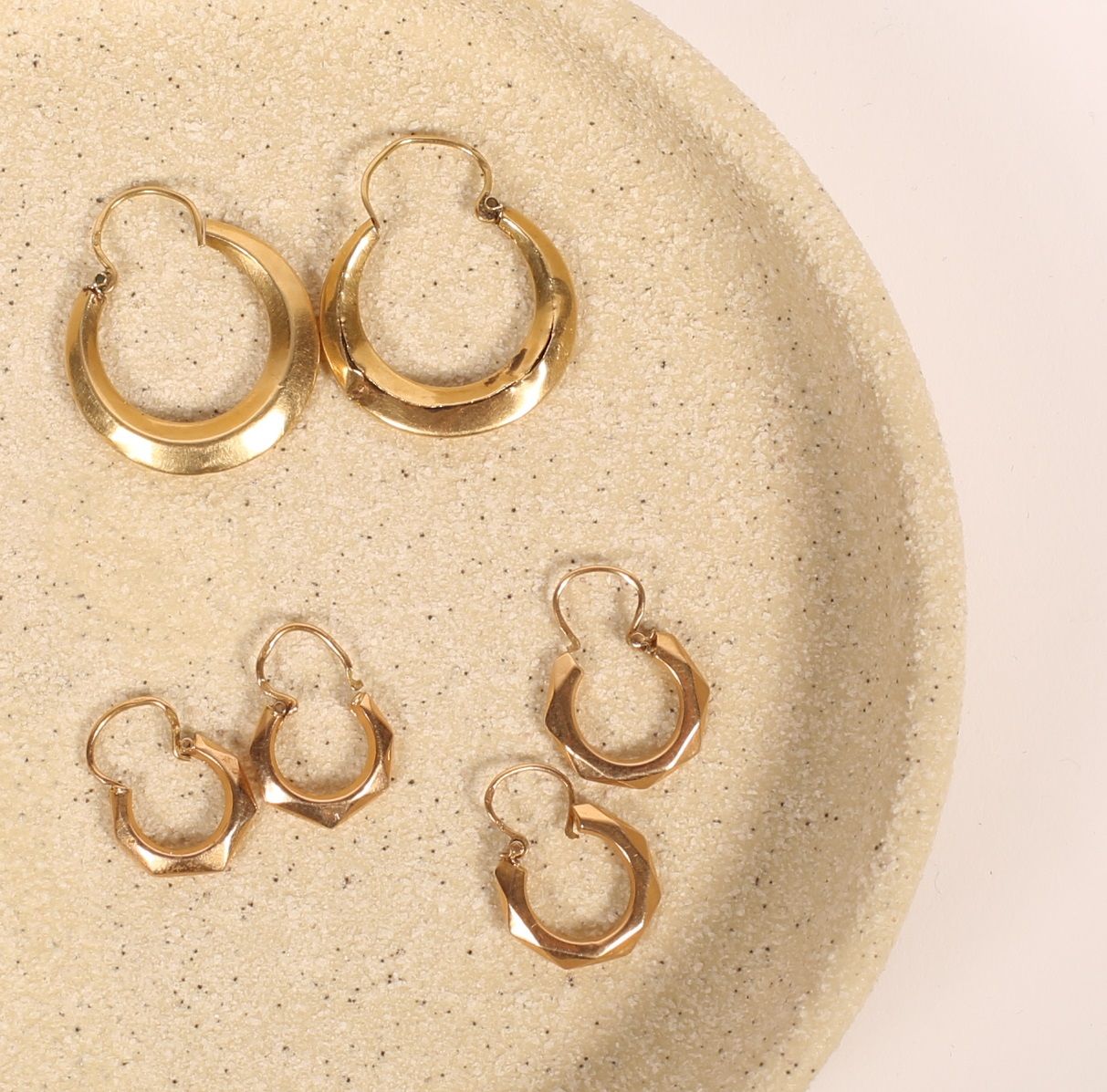 Null Lot comprenant :
Trois paires de boucles d’oreilles en or jaune 18K 750‰, c&hellip;