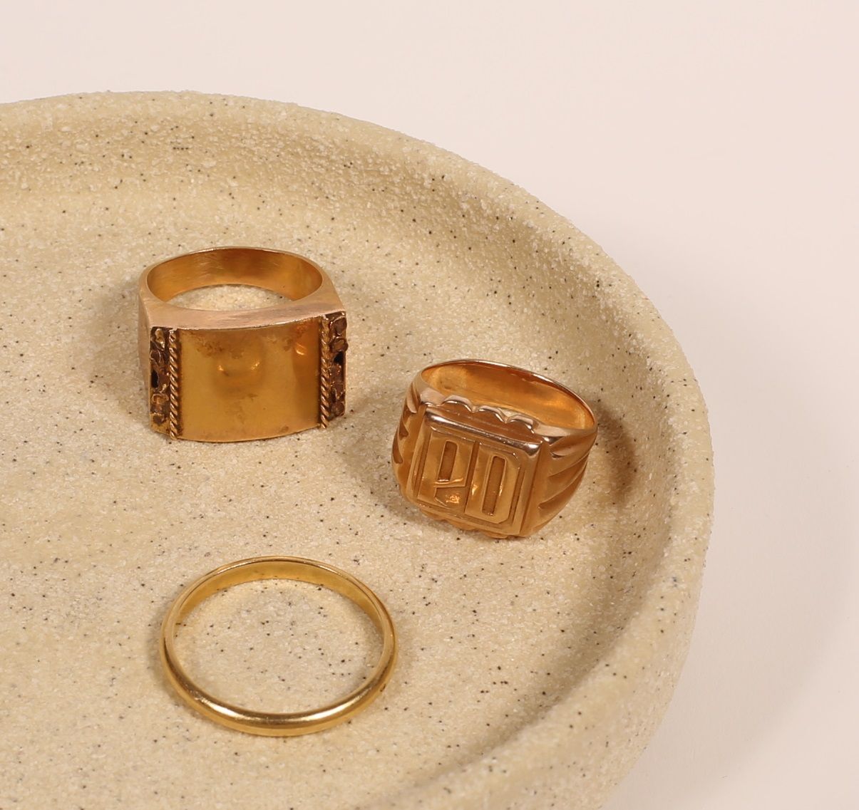 Null Lot including:
Two signet rings in 18K yellow gold 750‰, one of which is fi&hellip;