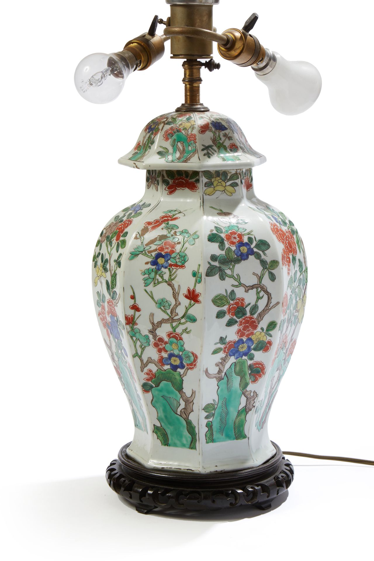 Null 中国
绿族风格的有盖瓷瓶，饰以花枝和珐琅装饰 
灯座，有穿孔 
H.36厘米