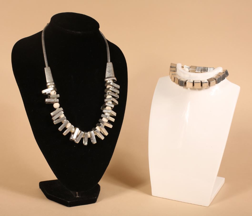 Null 现代主义风格的珠宝套装，包括一条镀银金属项链和一条立方体金属珠子手链（重量：135克）