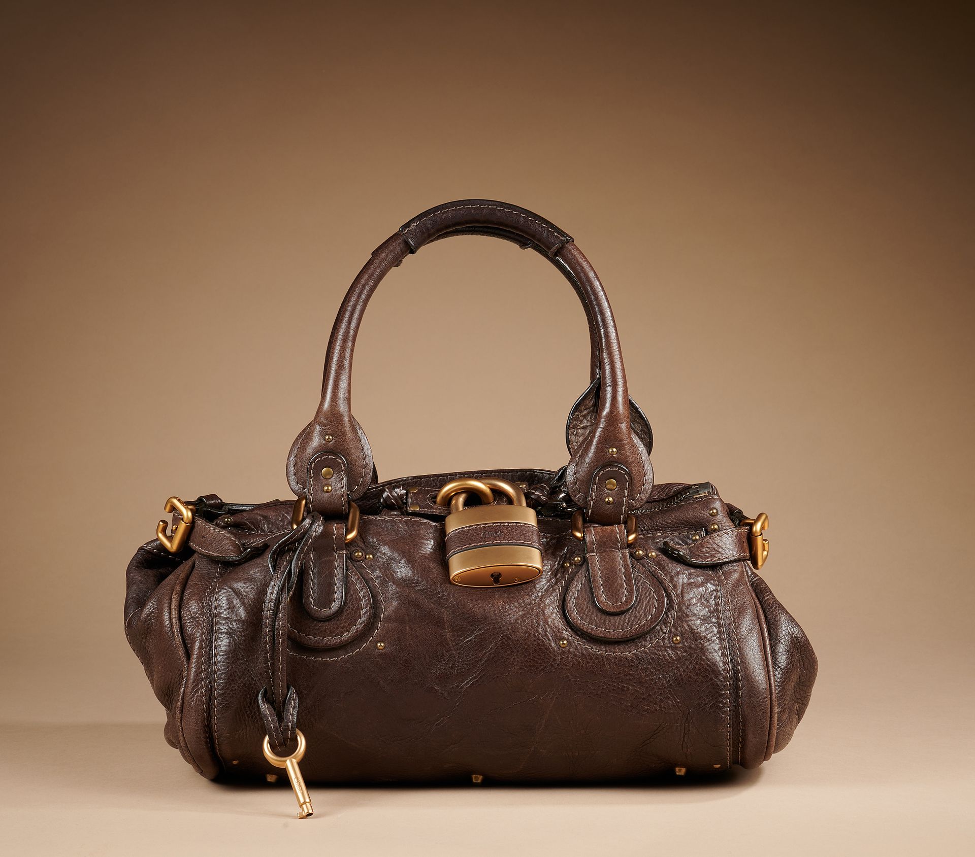 Null CHLOE circa 2005 
Paddington" bag in stitched brown cowhide, padlock, key (&hellip;