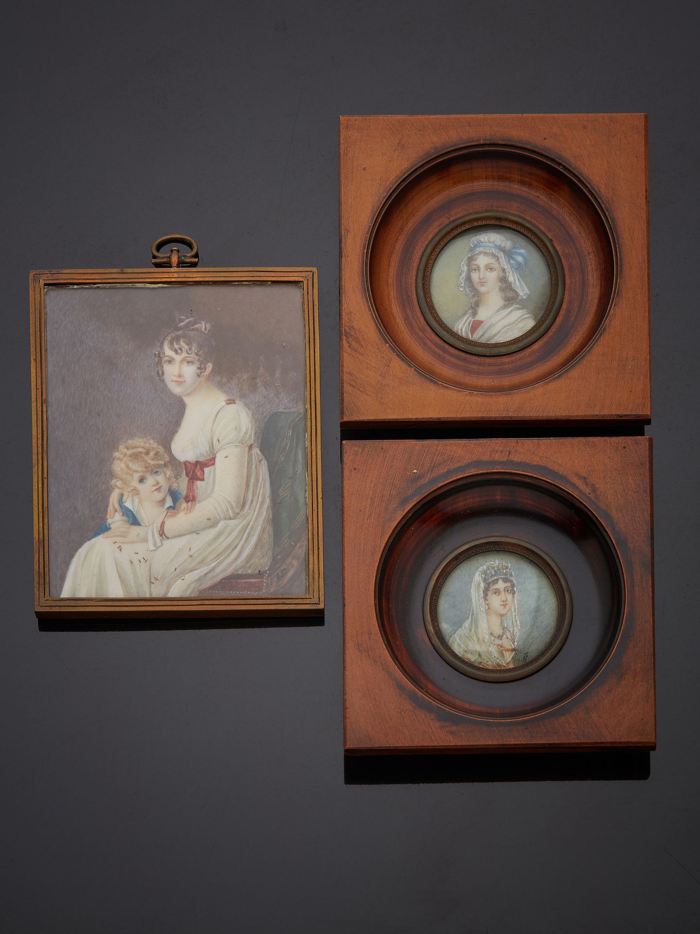 Null Satz von drei kleinen Gemälden in Miniaturrahmen : 
- Porträt einer Mutter &hellip;