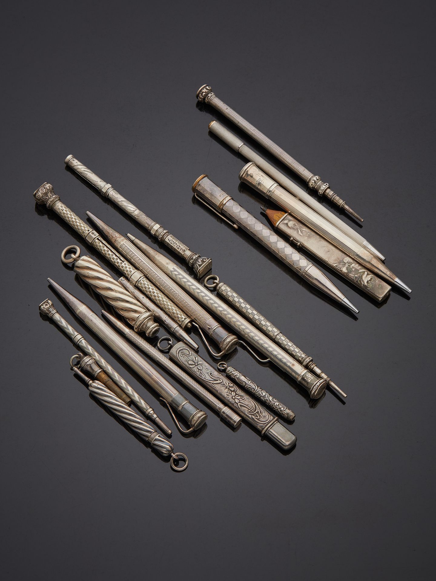 Null Lotto comprendente:
Tredici matite meccaniche e portapenne in argento 1° gr&hellip;