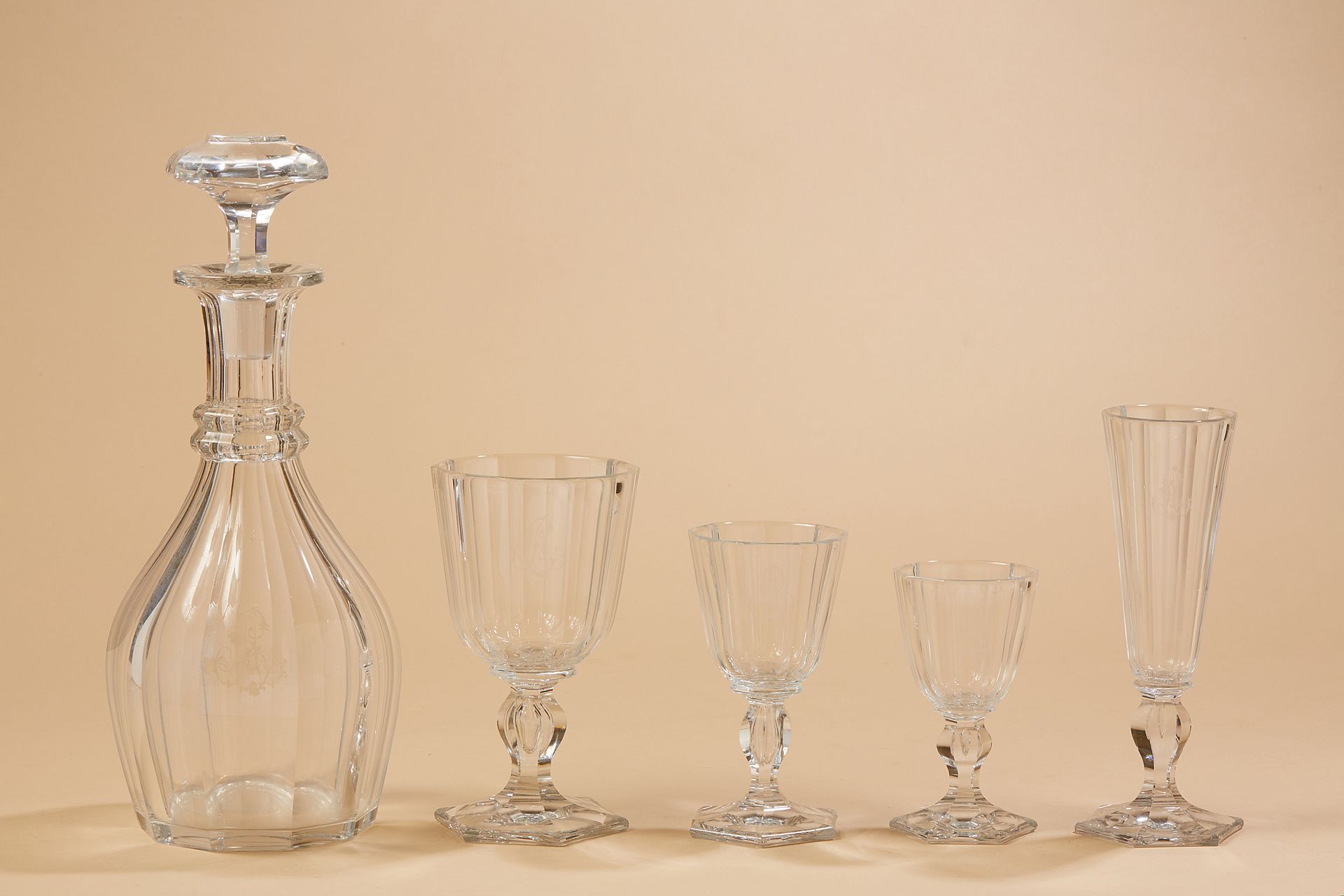 Null Parte de una vajilla de cristal compuesta por: dos decantadores, nueve vaso&hellip;