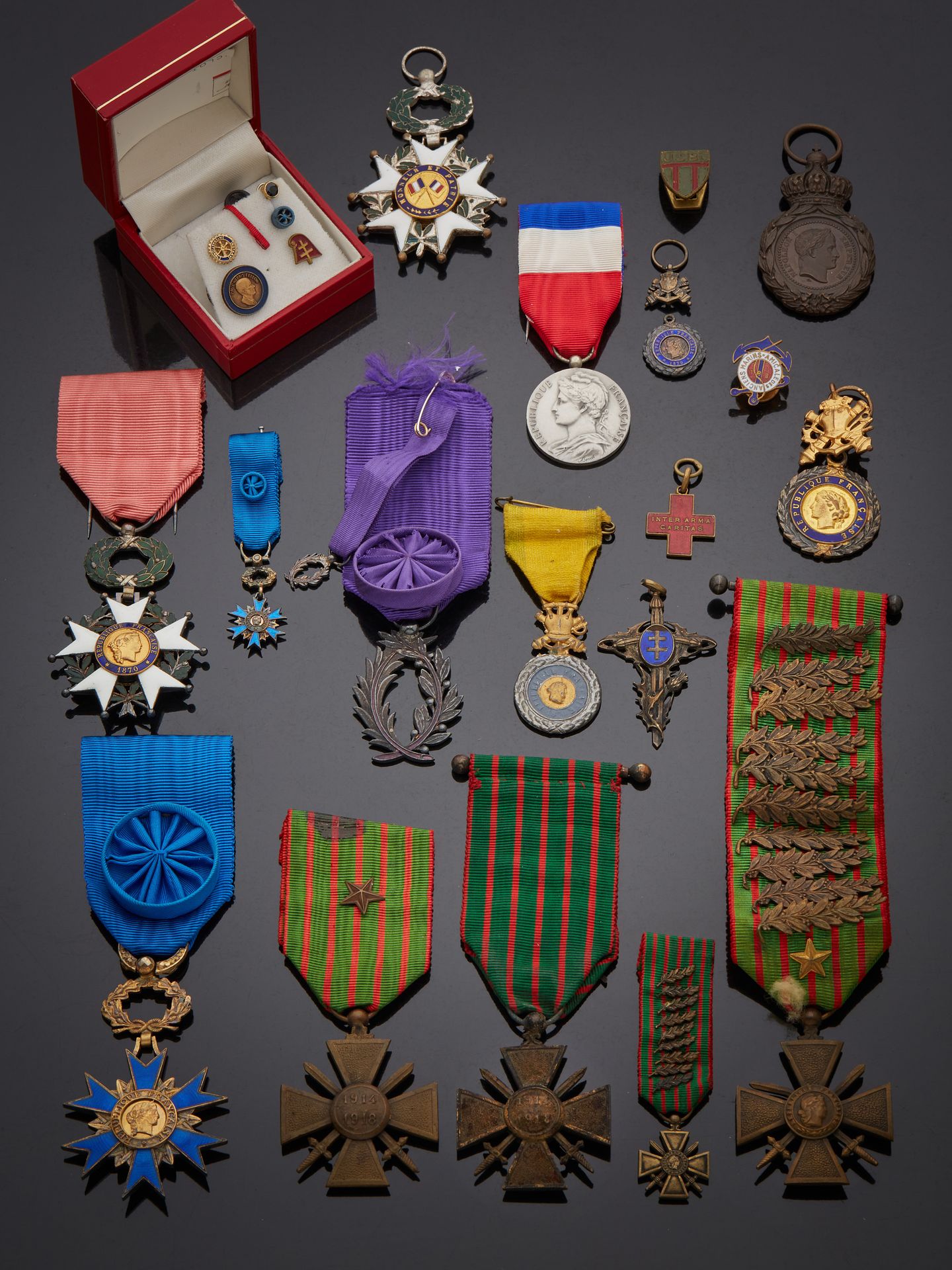 Null Lot of civil and military decorations including :
- Médaille des Généraux I&hellip;