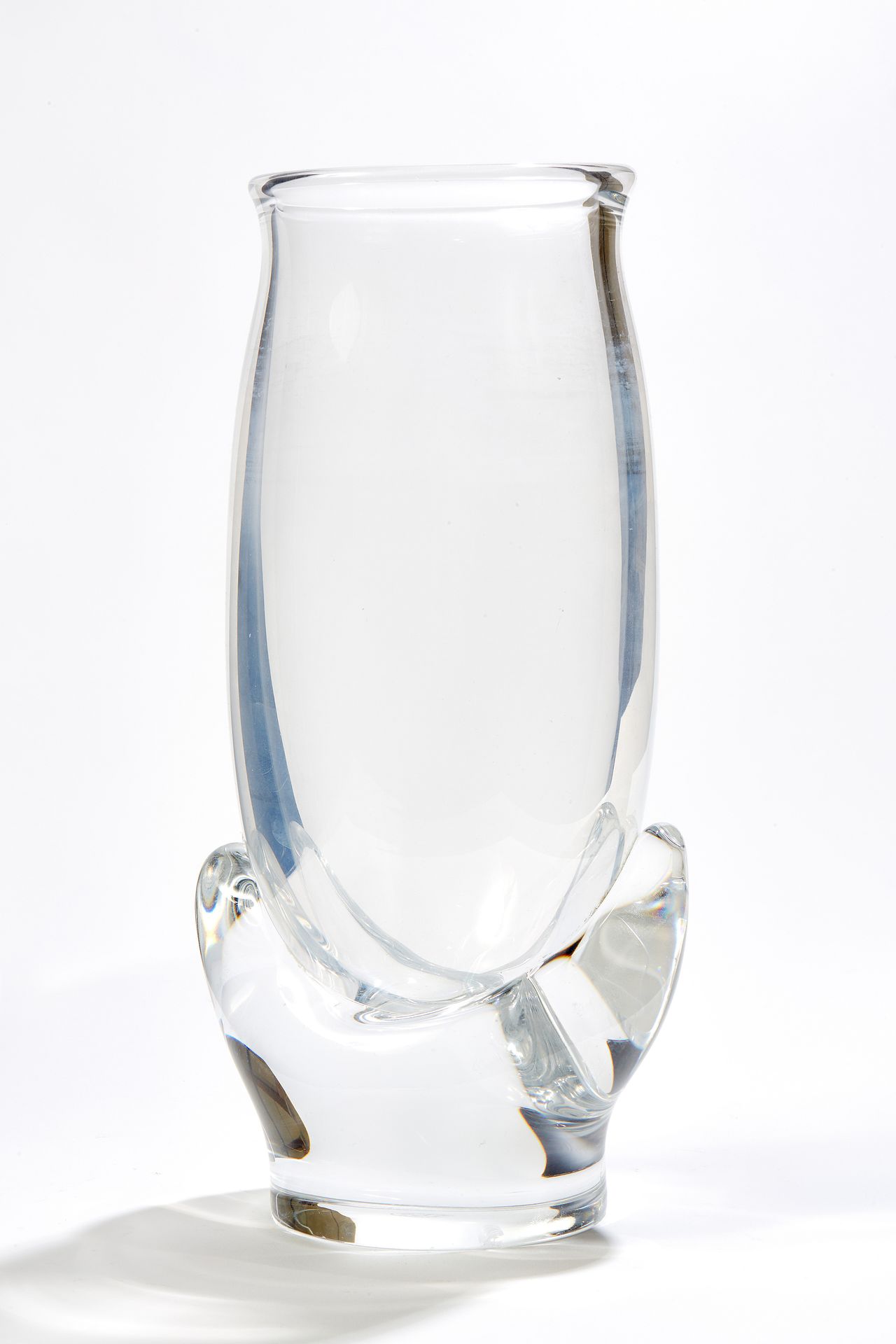Null BACCARAT, France
Vase en verre de forme oblong, la base mouvementée
Signé s&hellip;
