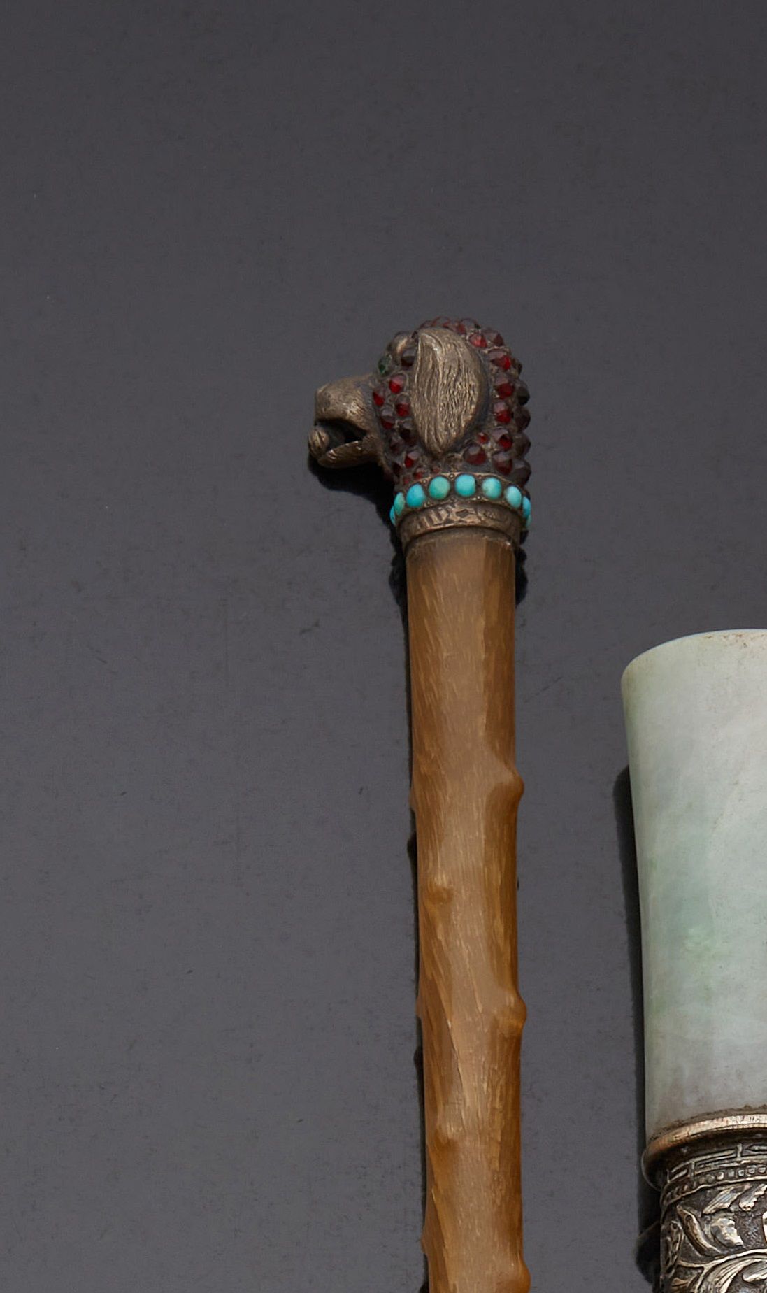 Null 牛角手杖，杖钮描绘了一个狗头，嘴里叼着一个球，项链镶嵌红色宝石和凸圆形绿松石