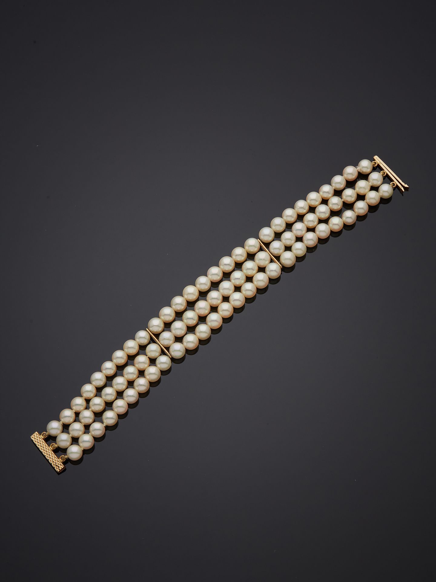 Null Bracelet composé de trois rangs de perles de culture en choker, enfilées su&hellip;