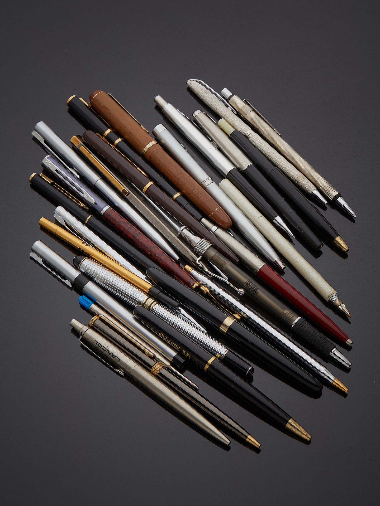 Null 一大套钢笔、圆珠笔和机械铅笔，有些是广告用的。
缺失、损坏、原样。