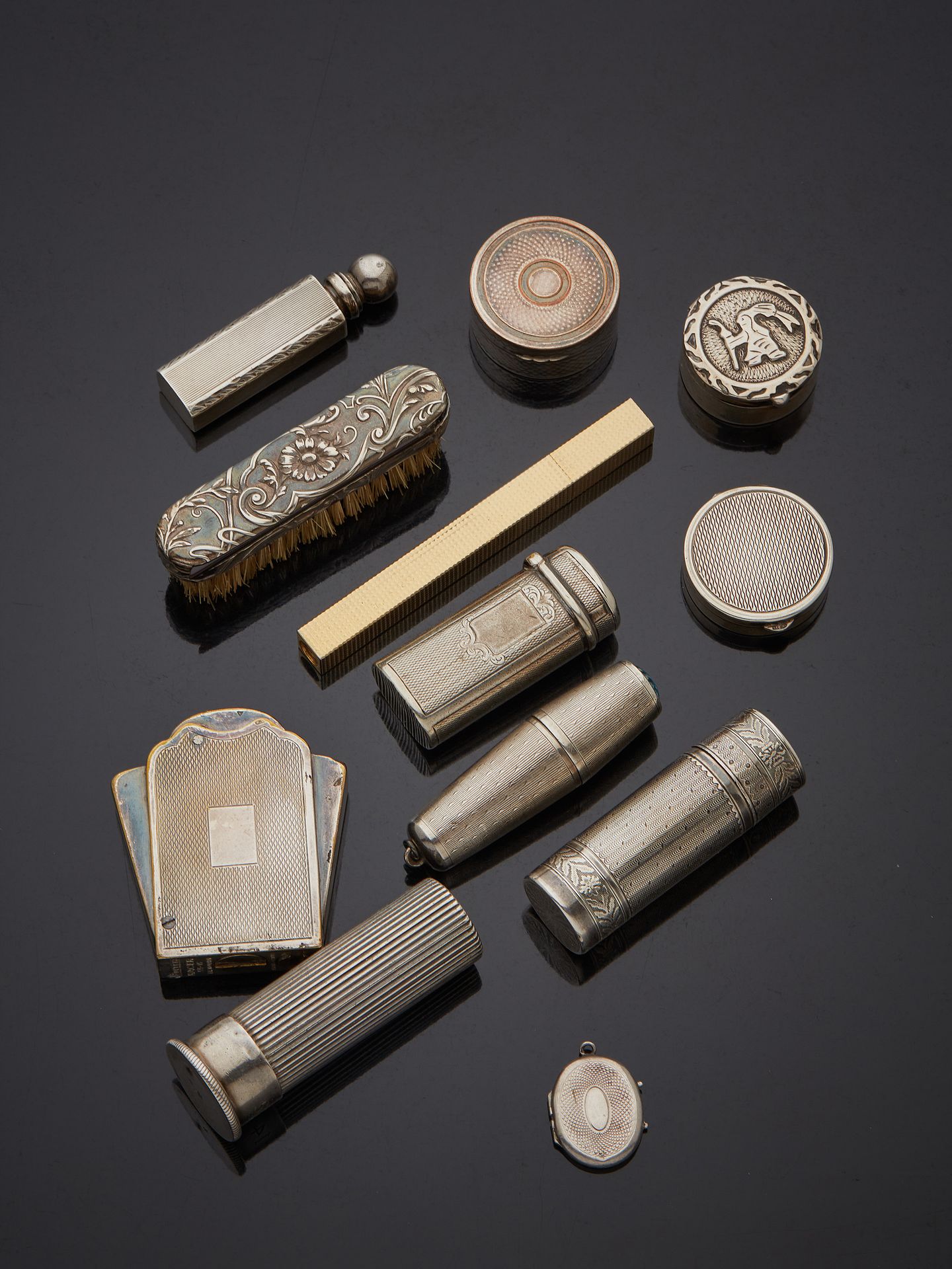 Null 一批925‰一级银和800‰二级银器，包括
一把胡须刷，一管柯比-比尔德公司生产的筒状口红，一个火柴盒，一个粉瓶，两个药盒，一个开口吊坠，一个针线包，&hellip;