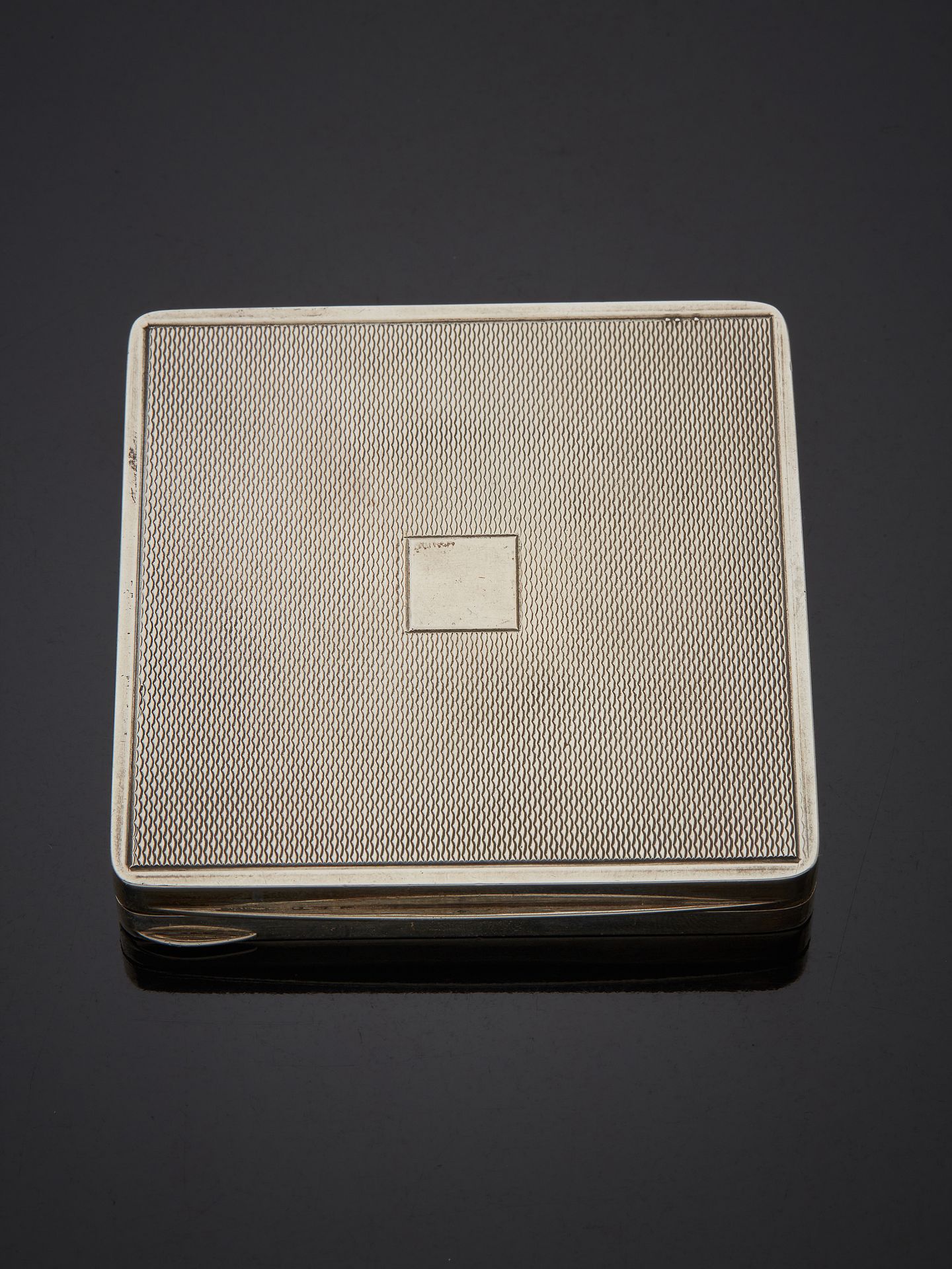 Null Henin Cie
Poudrier in silver 1er titre 950‰, square form, the lid and botto&hellip;