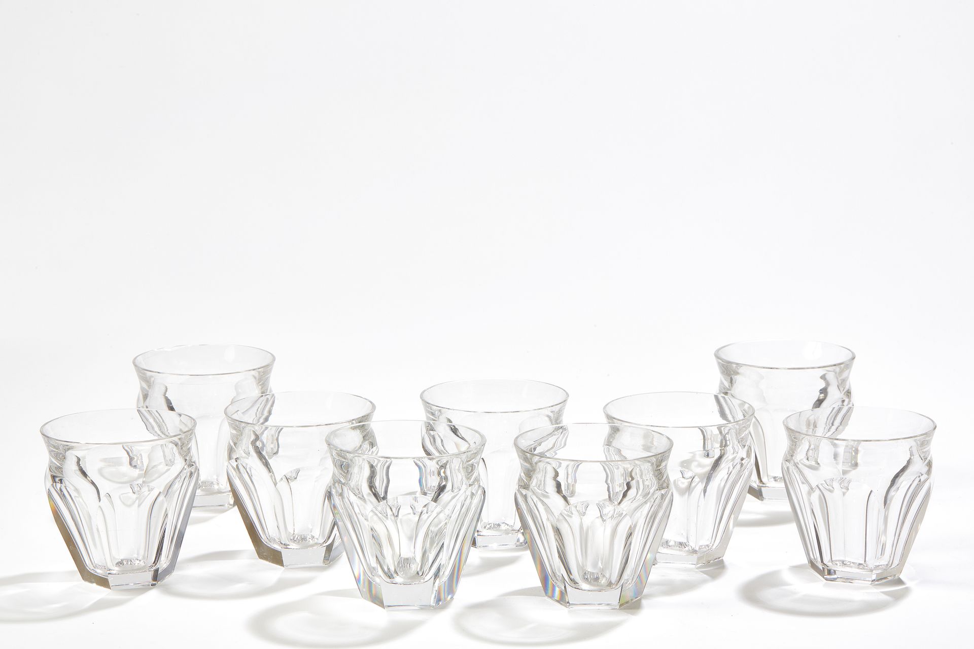 Null BACCARAT, France
Ensemble de neuf petits verres en cristal 
Signés sous la &hellip;