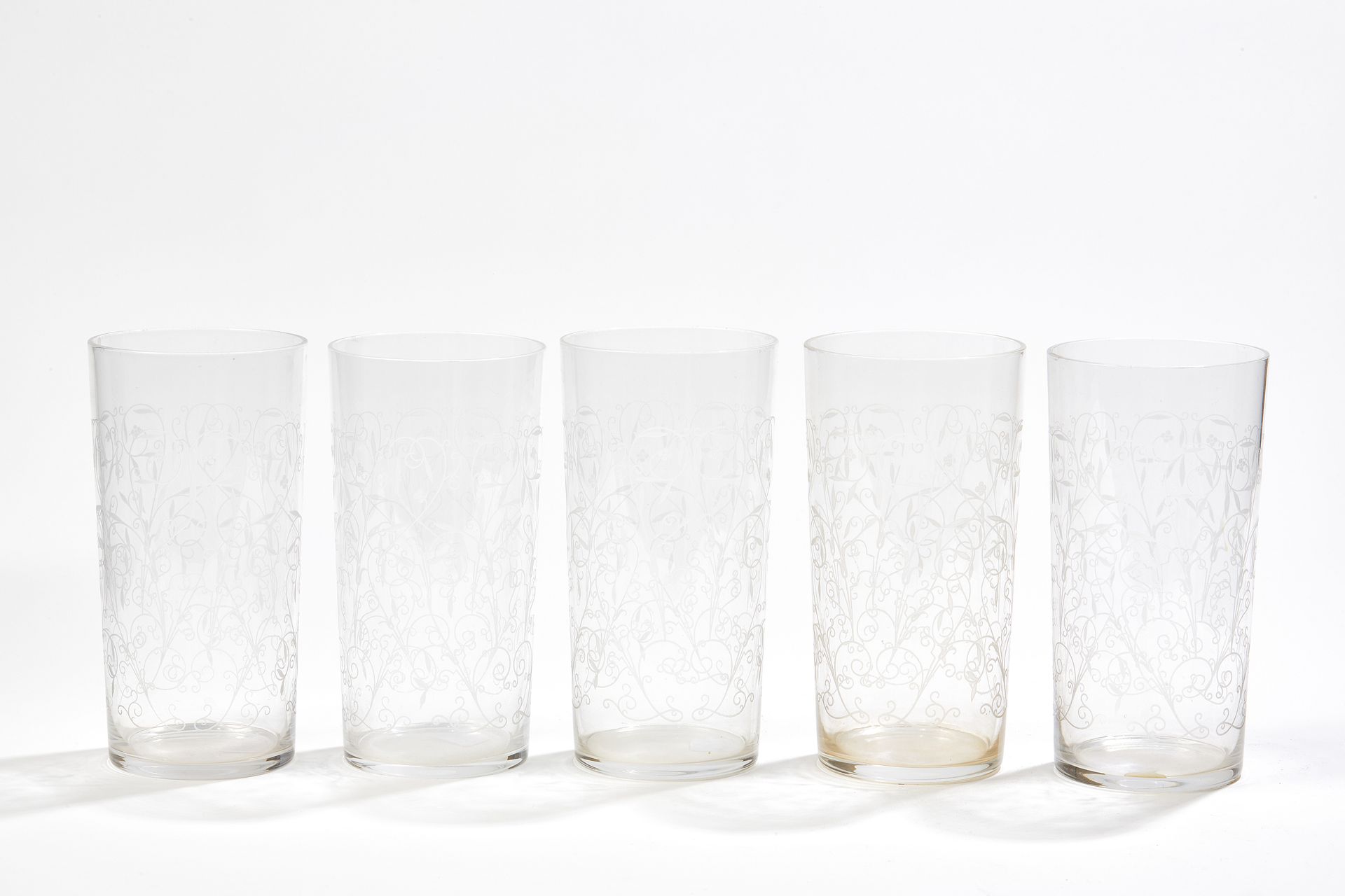 Null BACCARAT, France
Ensemble de cinq verres en cristal gravés de motifs végéta&hellip;